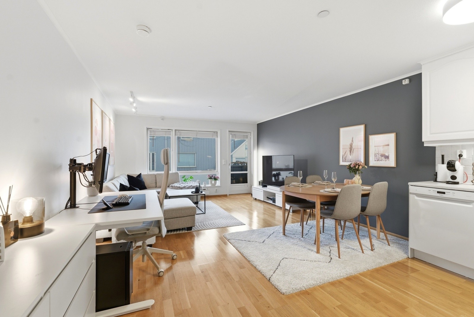 Stuen er lys og åpen og har store vindusflater som sørger for rikelig med naturlig lysinnslipp. Galleribilde