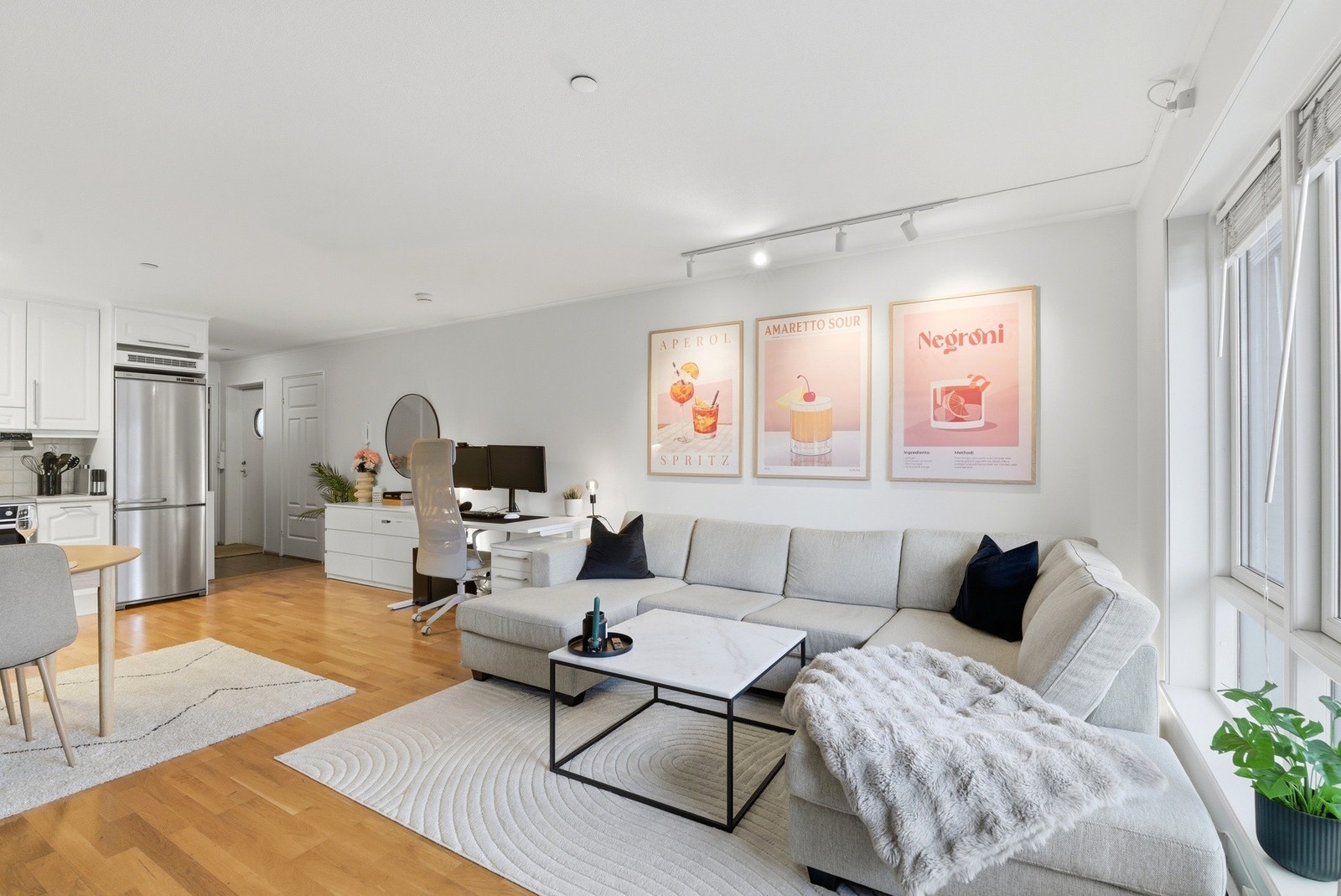 Her er det god plass til sofagruppe med tilhørende møblement. Galleribilde