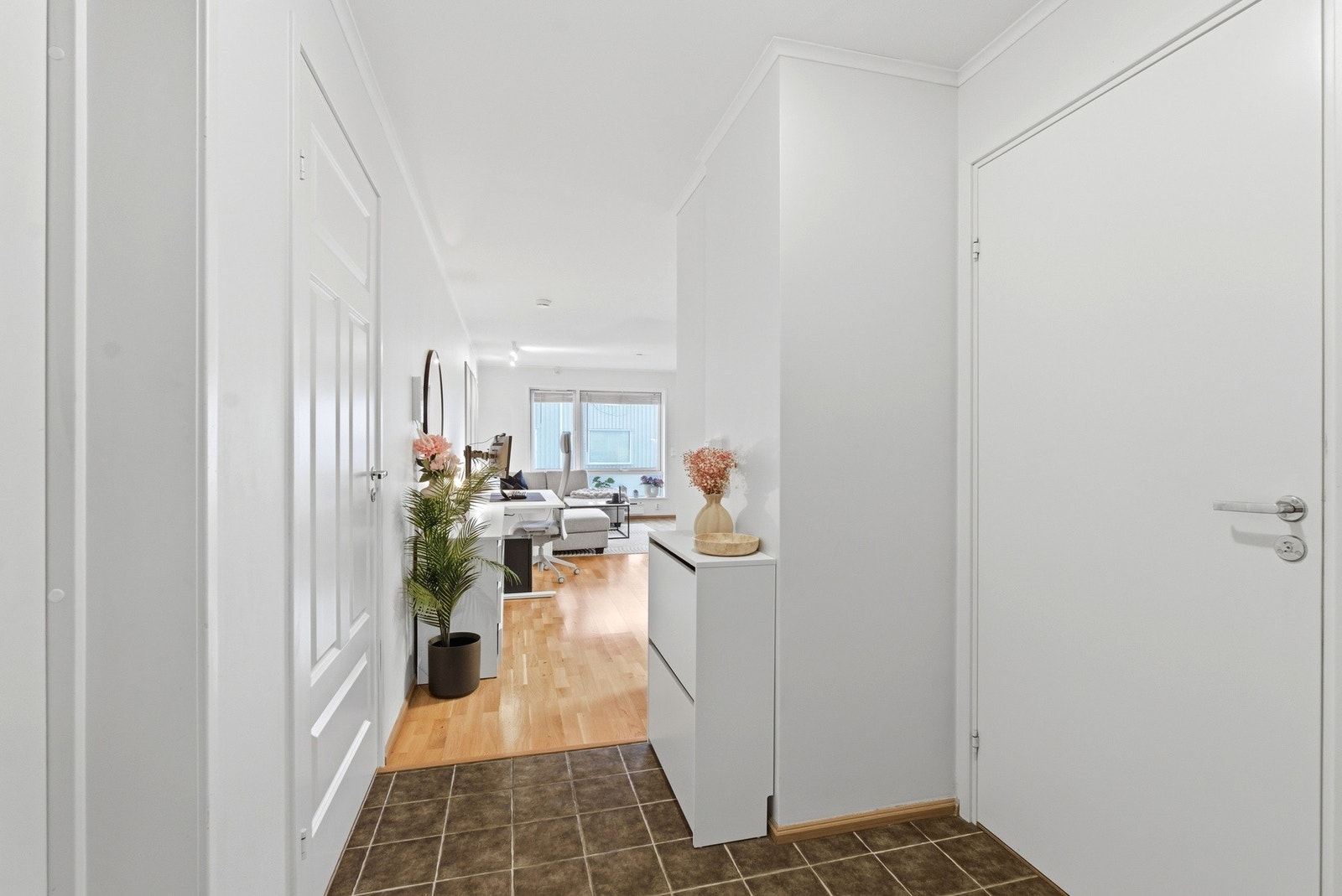 Leiligheten har entré med varmekabler i gulv. Galleribilde