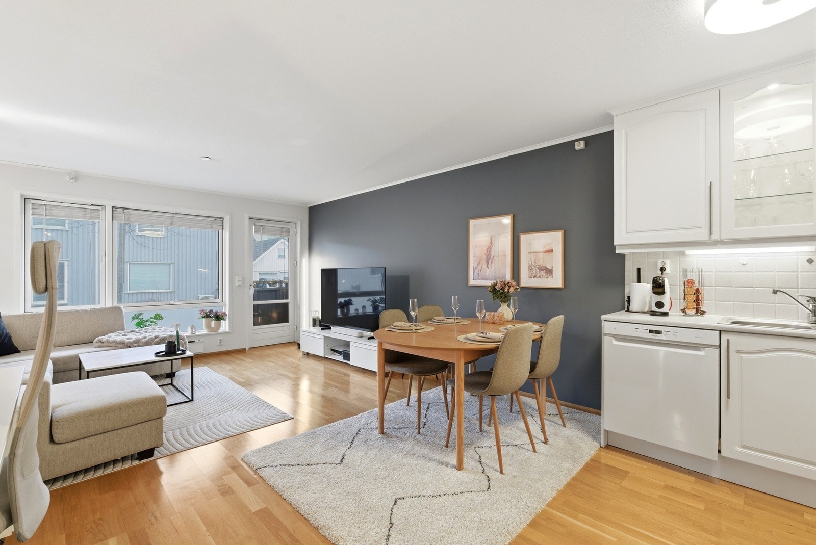 Fra stuen er det utgang til fransk balkong. Galleribilde