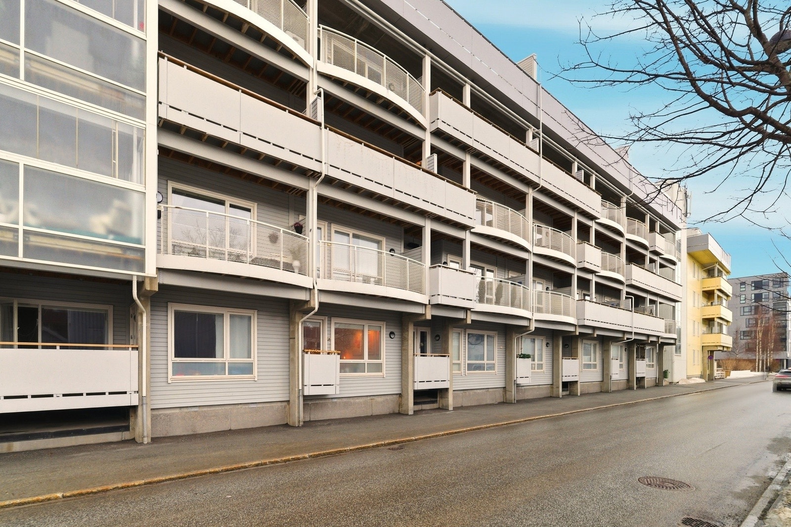 Det er svært gode kollektivforbindelser i området, med bussforbindelser like over veien, noe som gir enkel tilgang til øvrige bydeler. Galleribilde