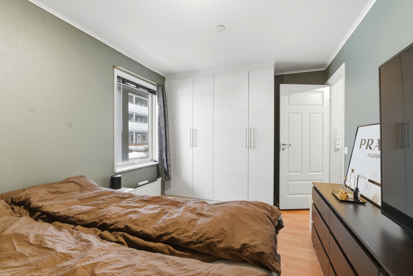 Det er rikelig med oppbevaringsmuligheter i både skuffeseksjon og garderobeskap. Galleribilde