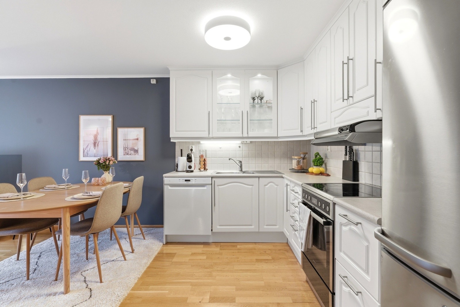 Det er fliser montert under overskap og benkeplate med nedfelt servant. Galleribilde