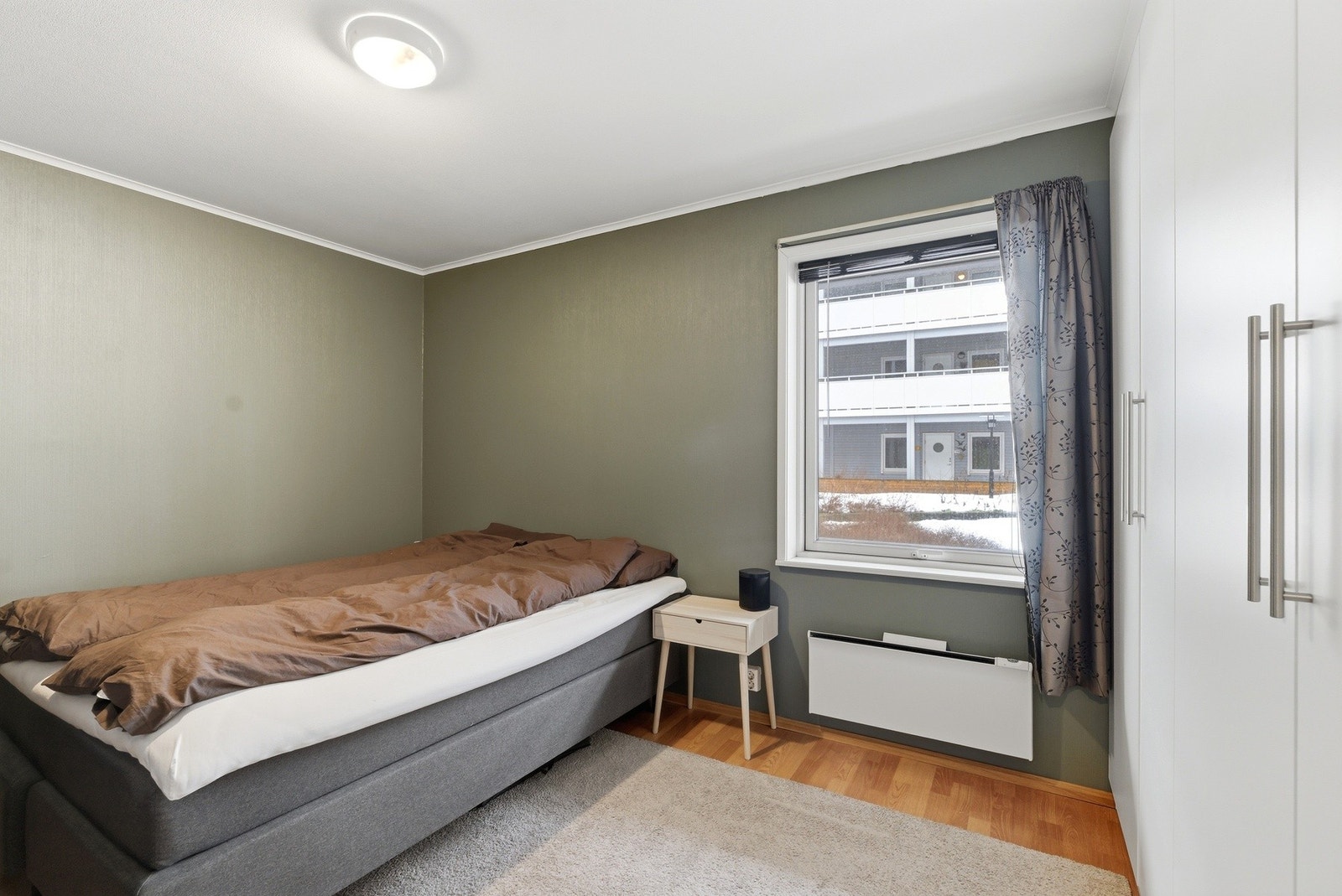 Stort vindu og plass til det man måtte ønske av møblement. Galleribilde