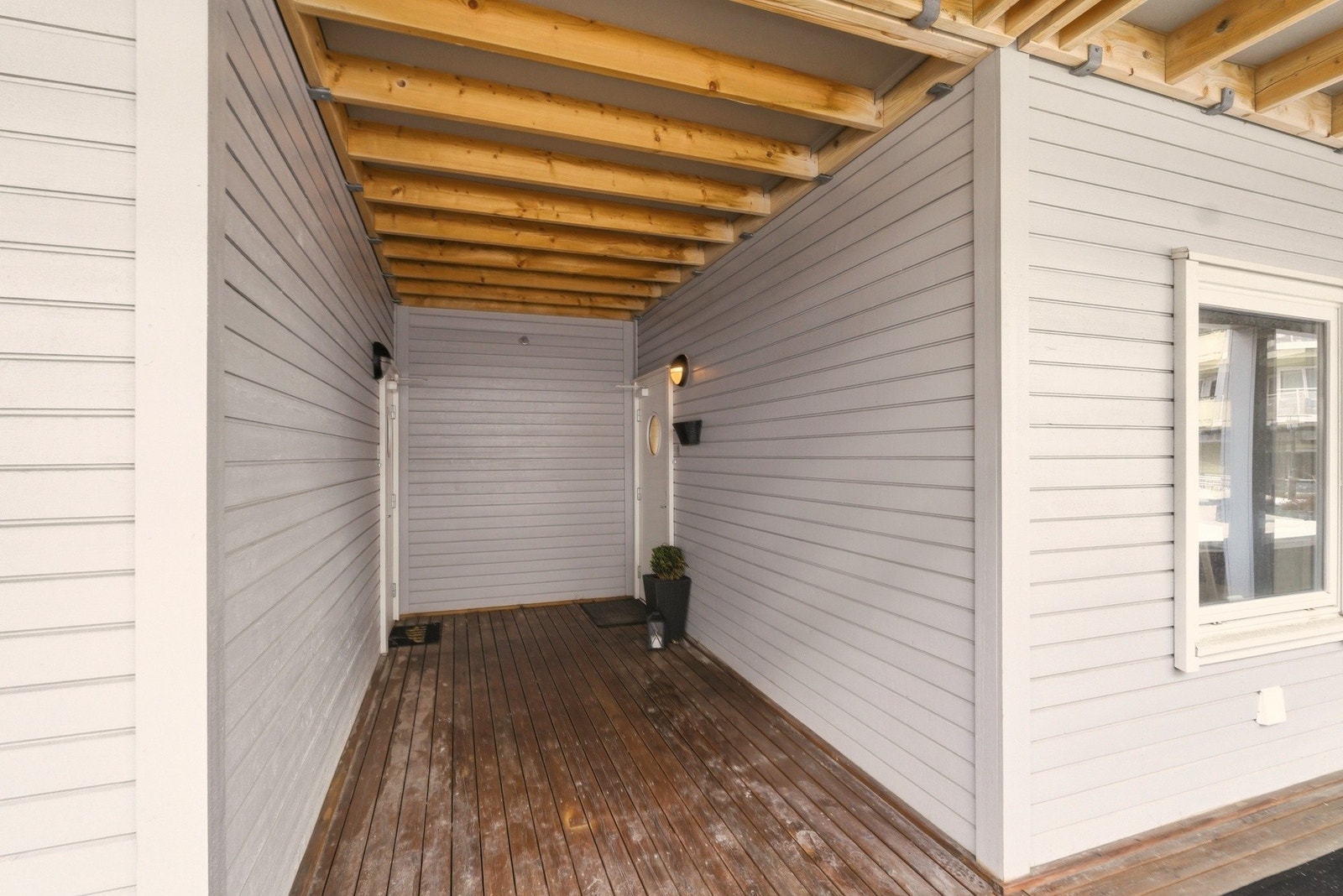 Enkel adkomst med inngangsparti og overbygd tak. Galleribilde