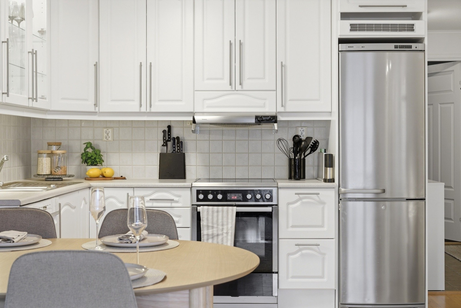 Kjøkkeninnredning med fronter i eik og slett utførelse. Galleribilde