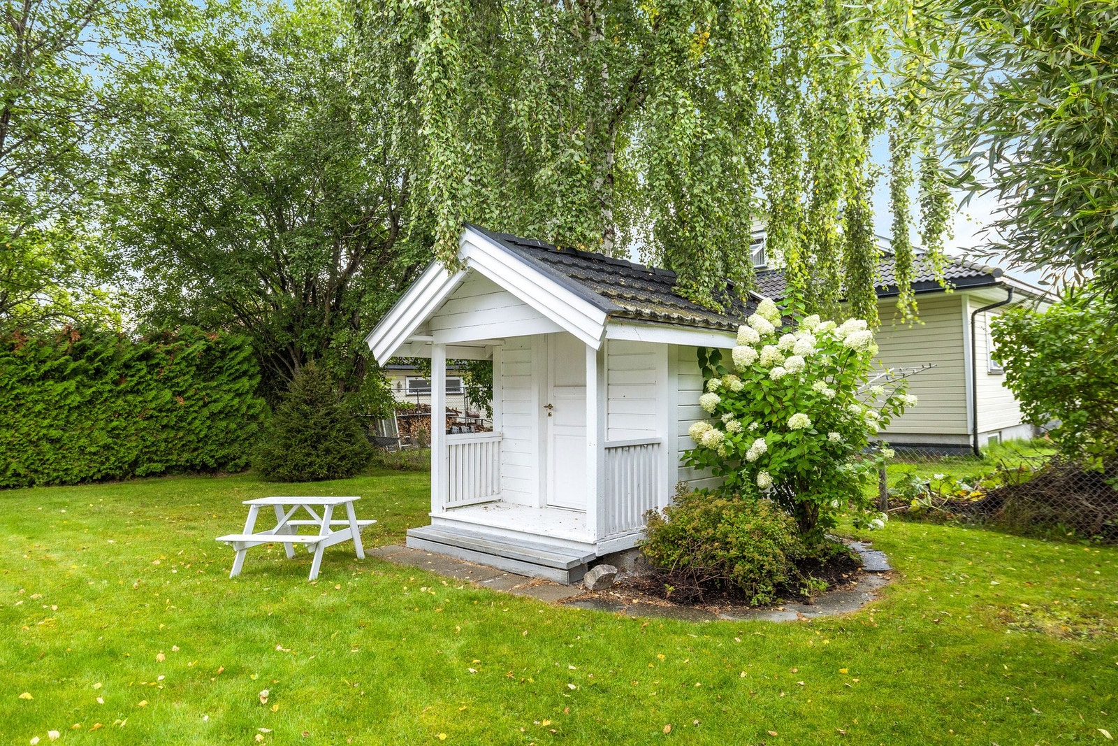 I tillegg til plen og terrasser finnes en sjarmerende lekestue som skaper ekstra glede for de minste. Galleribilde