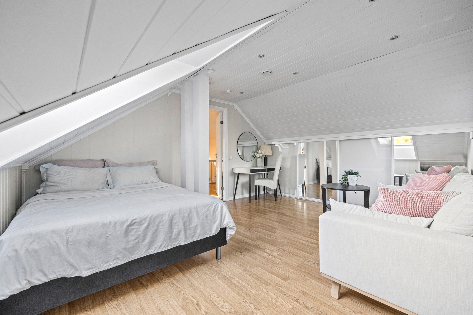 De to øvrige soverommene ligger i andre etasje og passer perfekt som barnerom, ungdomsrom eller gjesterom, alt etter ønske og behov. Galleribilde