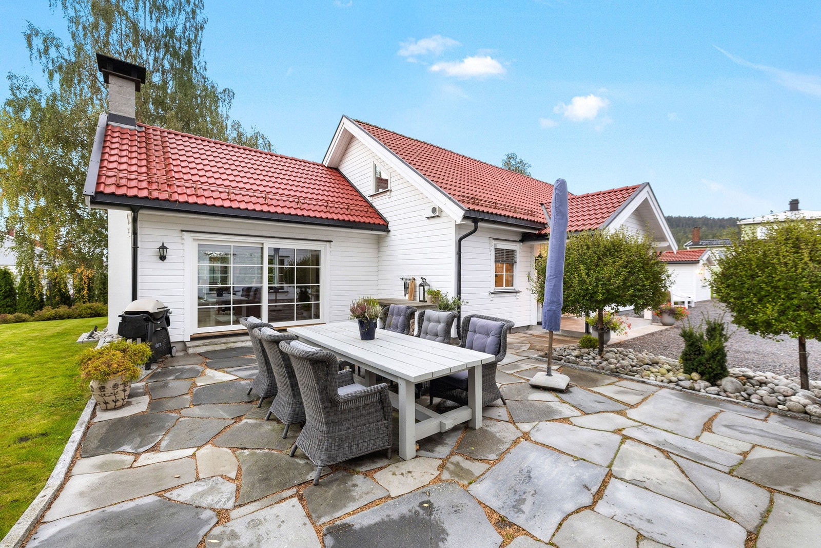 Ved inngangspartiet finner du en markterrasse på 51 m² med spisegruppe, grill og utekjøkken. Galleribilde