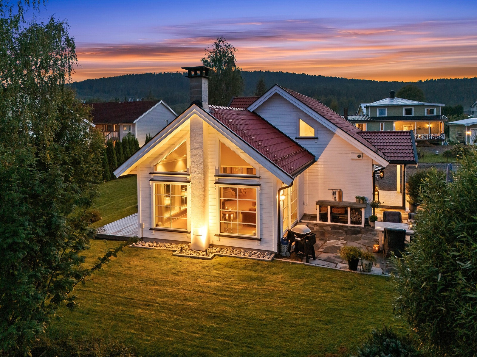 Uteområdene inviterer til lange sommerkvelder med grilling og hyggelige stunder. Galleribilde