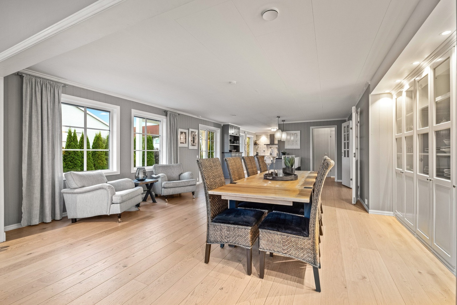 Mellom stue og kjøkken er det rom for en stor spiseplass, ideelt til lange middager med familie og venner. Galleribilde