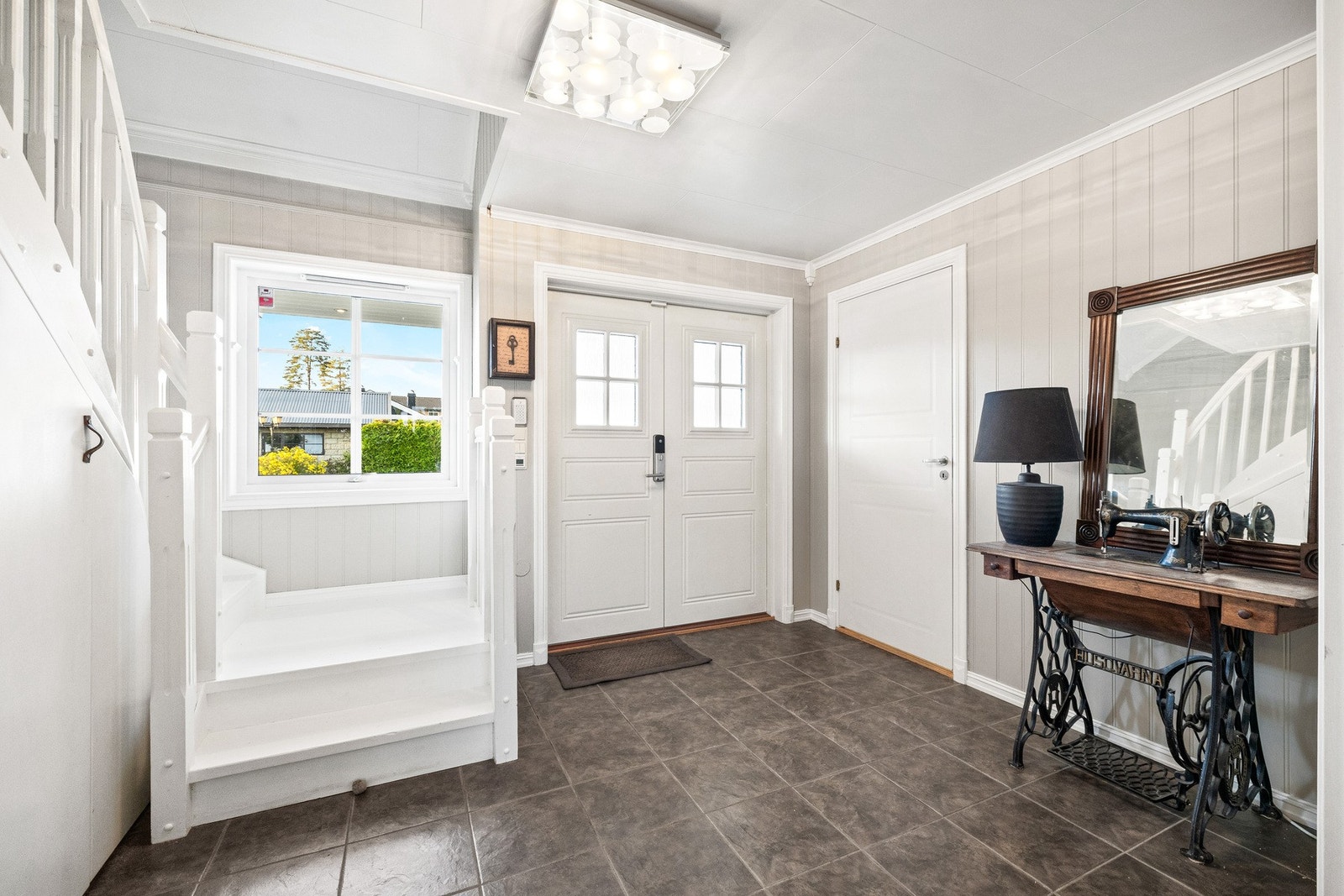 Aller først blir du møtt av en lys og luftig entré som setter tonen for resten av huset. Galleribilde