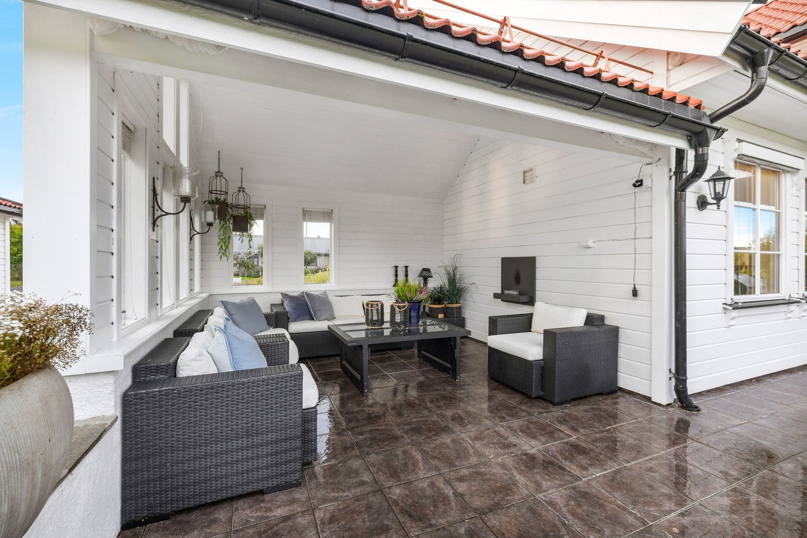 Fra første etasje er det utgang til en stor terrasse på 67 m² - ideell for utekos, soling og hyggelige måltider. Galleribilde