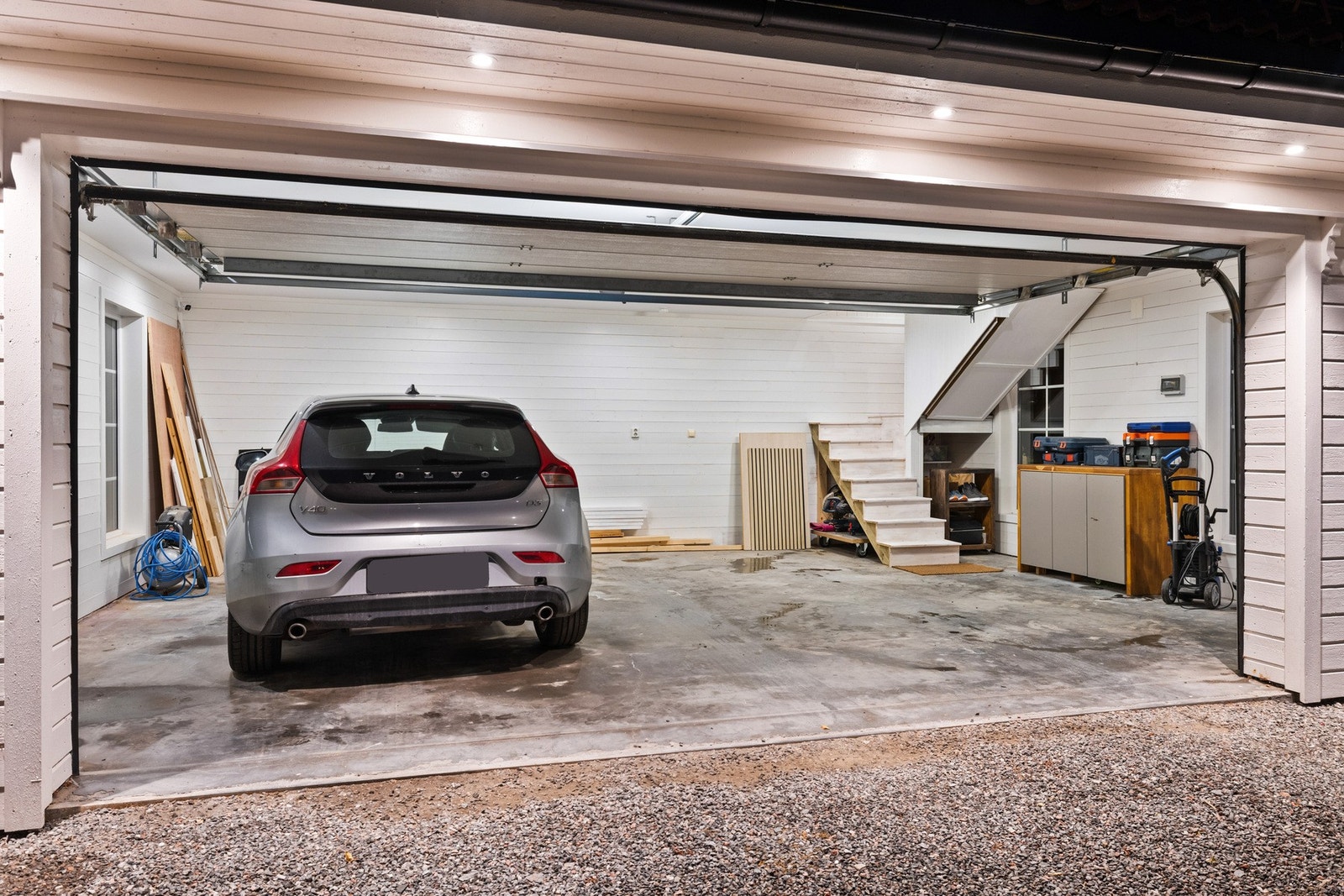 Garasjen på 60 m² gir både bilparkering og praktisk lagringsplass, i tillegg til enkel tilgang til uteområdene. Galleribilde