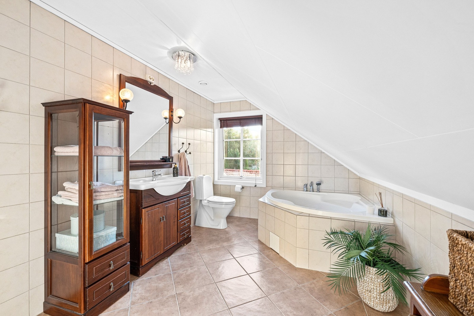 Også i andre etasje finner du et bad fra 2004 med gulvvarme. Her er det et innbydende badekar med dusjløsning, perfekt både til avslappende kveldsbad eller til lekne badestunder for de minste. Galleribilde