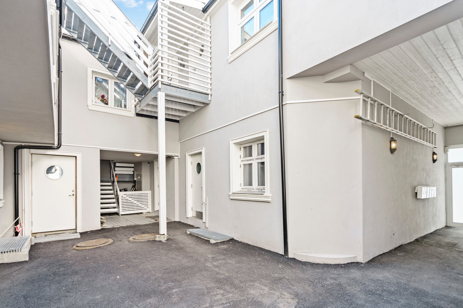 Inngang til leiligheten via bakgård Galleribilde