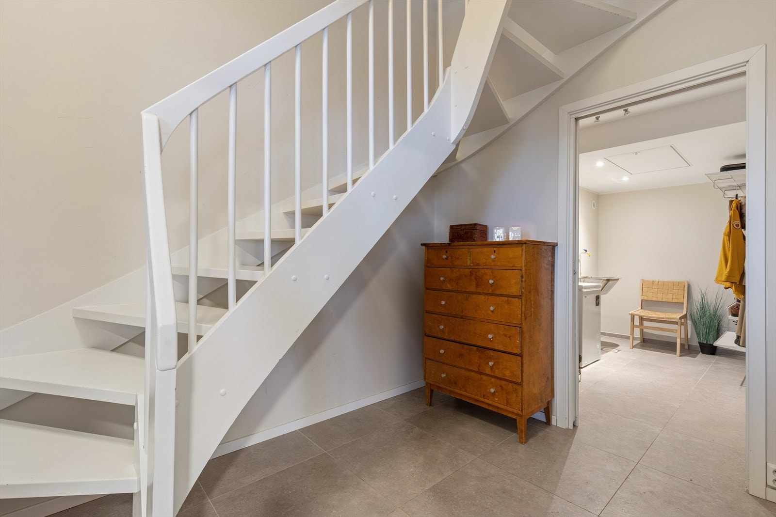 Flislagt inngangsparti. Galleribilde