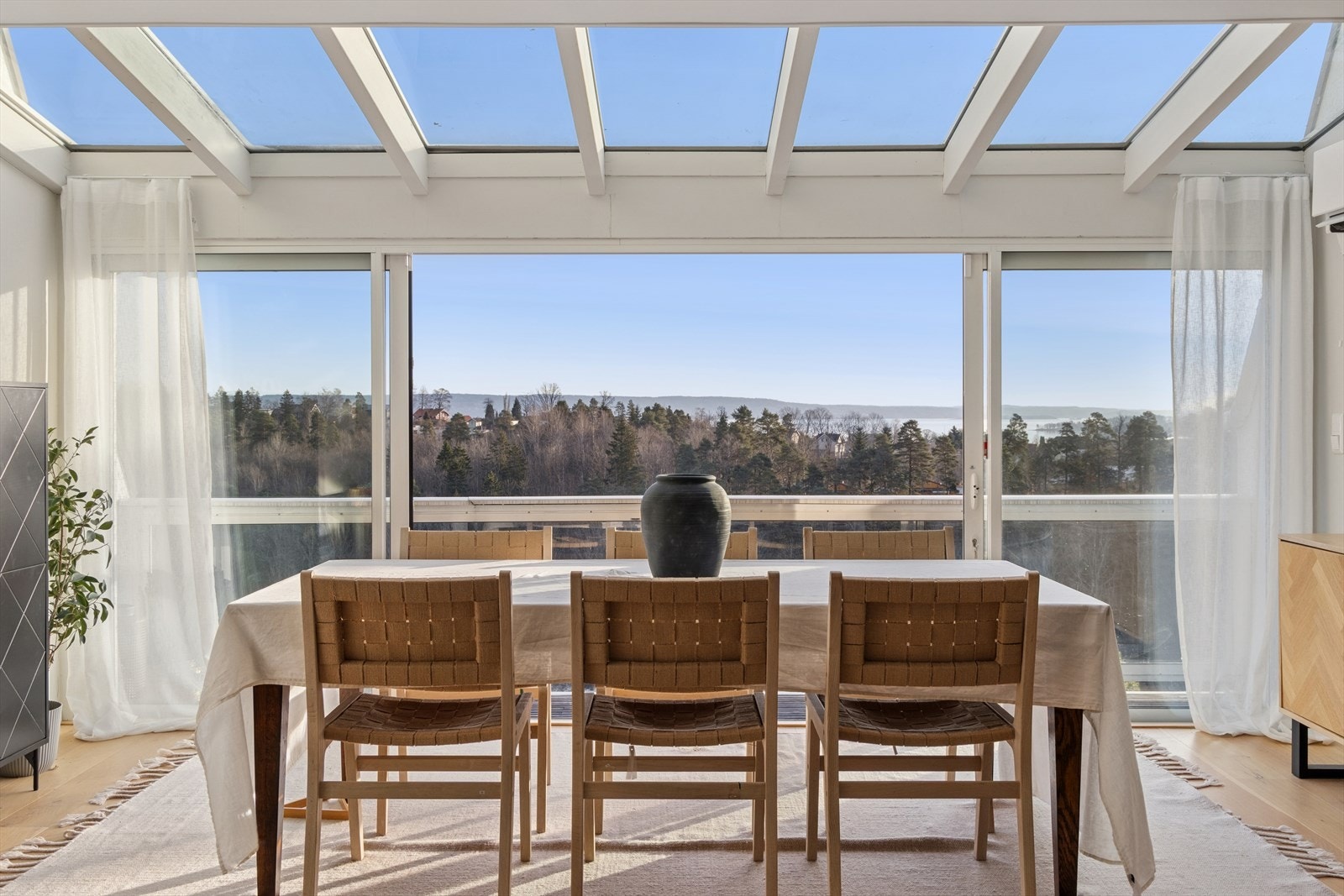 Stuebord med super utsikt og utgang til balkong. Galleribilde