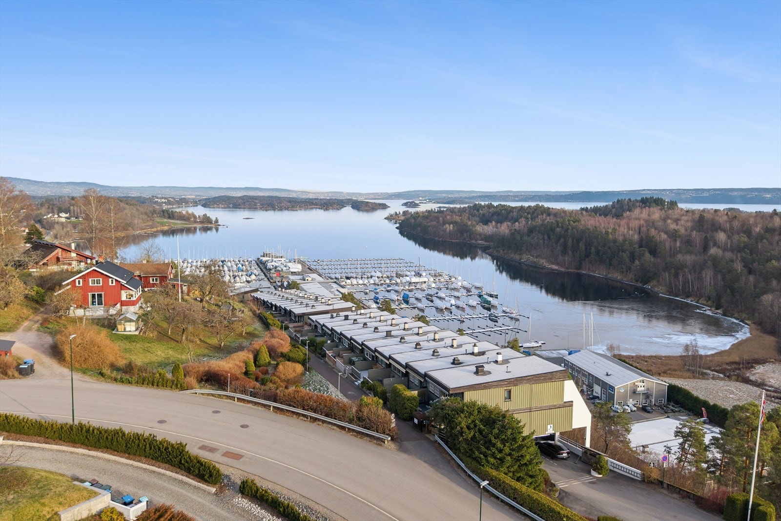 Nydelig utsikt over Oslofjorden og Leangbukta Marina. Galleribilde