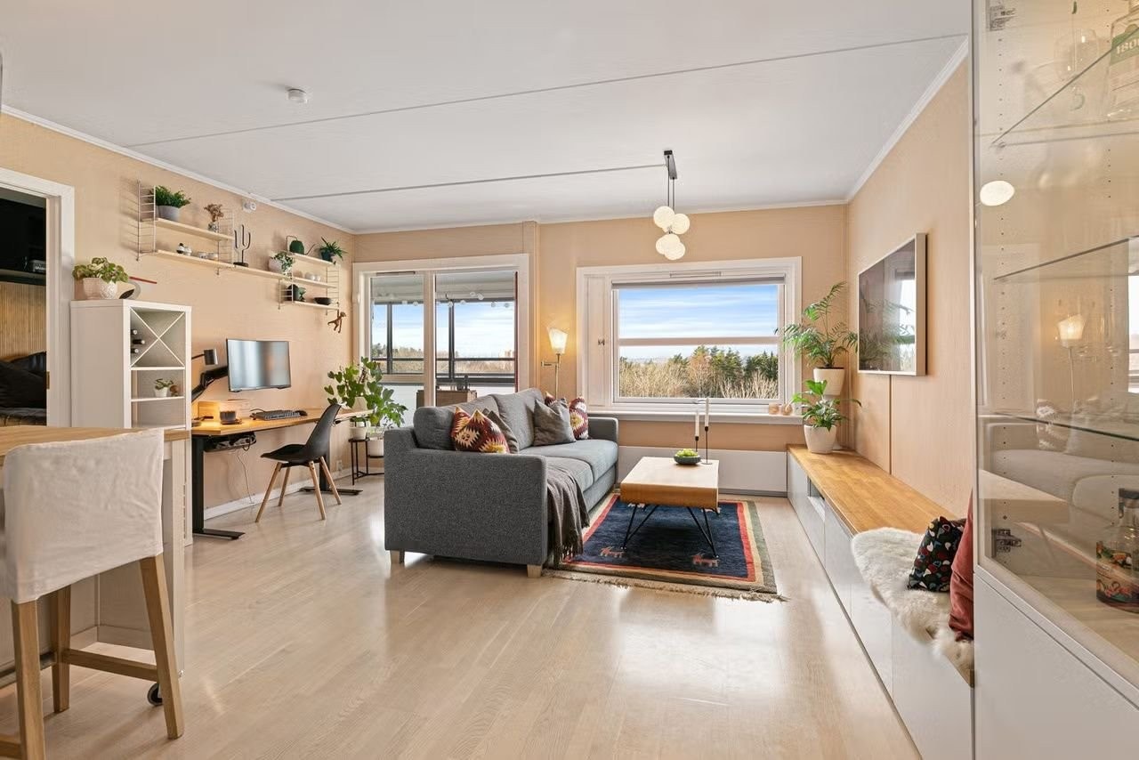 Velkommen til Lindebergåsen 50B! Stor og romslig stue med fantastisk utsikt i toppetasjen. Galleribilde