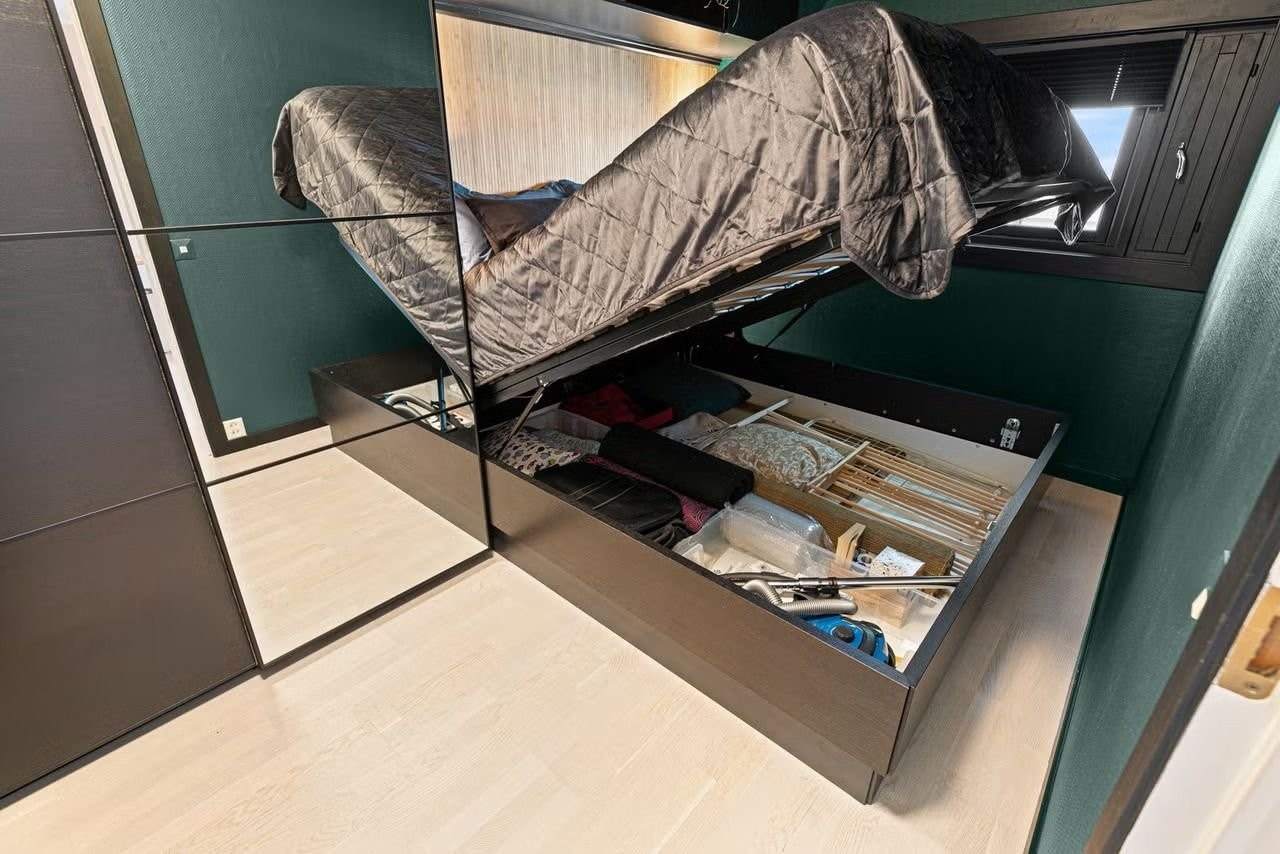 Det er rikelig med lagringsplass under sengen som kan løftes opp. Sengen (uten madrasser) kan kjøpes om ønskelig. Galleribilde