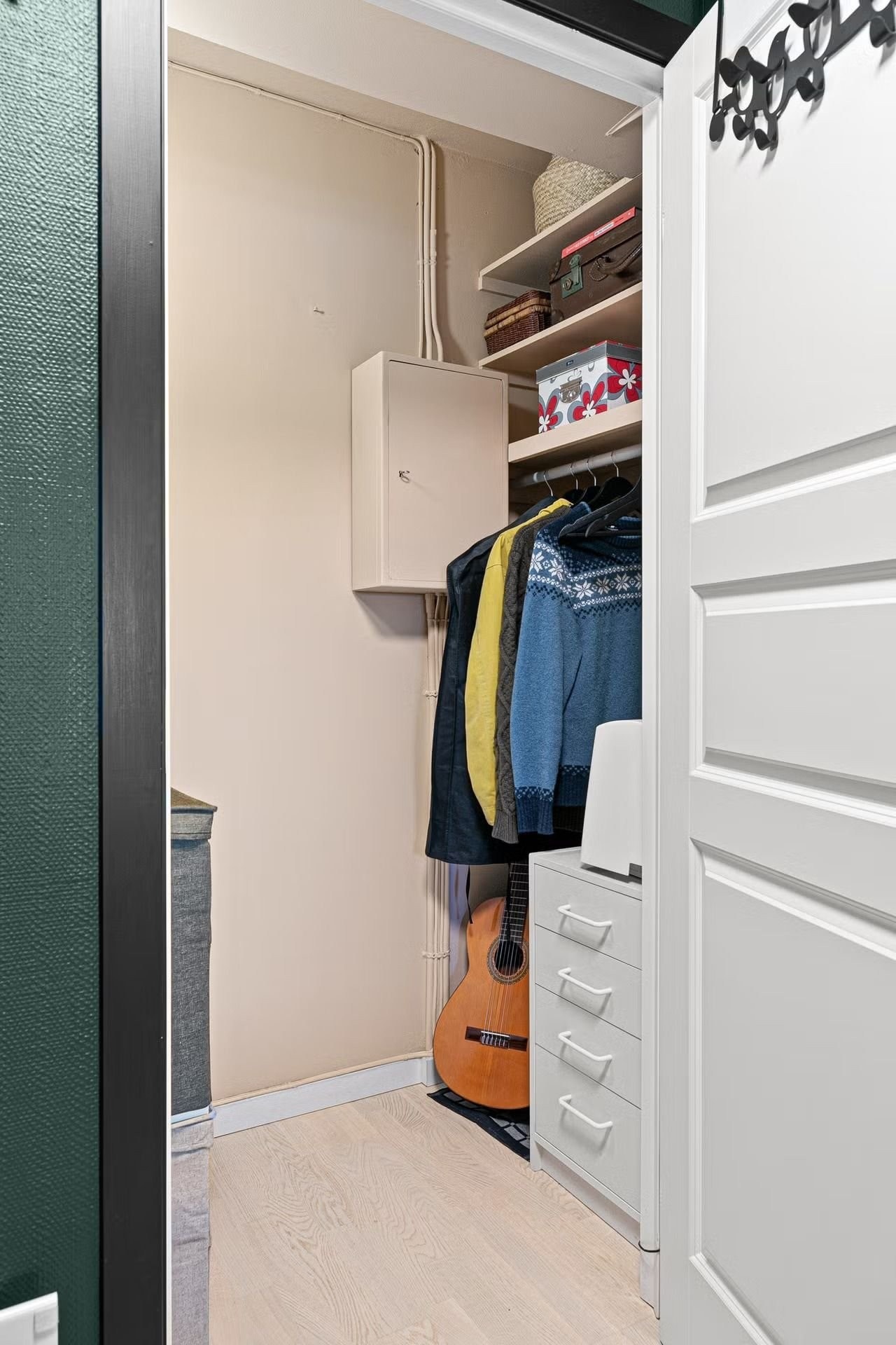 Innvendig bod/garderobe innenfor soverommet Galleribilde