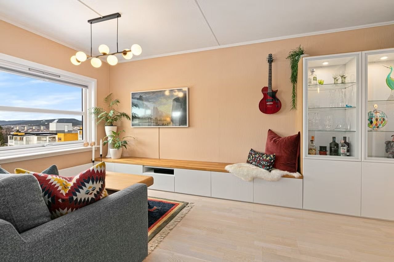 Plassbygget skuffeseksjon under TV, som også fungerer som en sitteplass Galleribilde