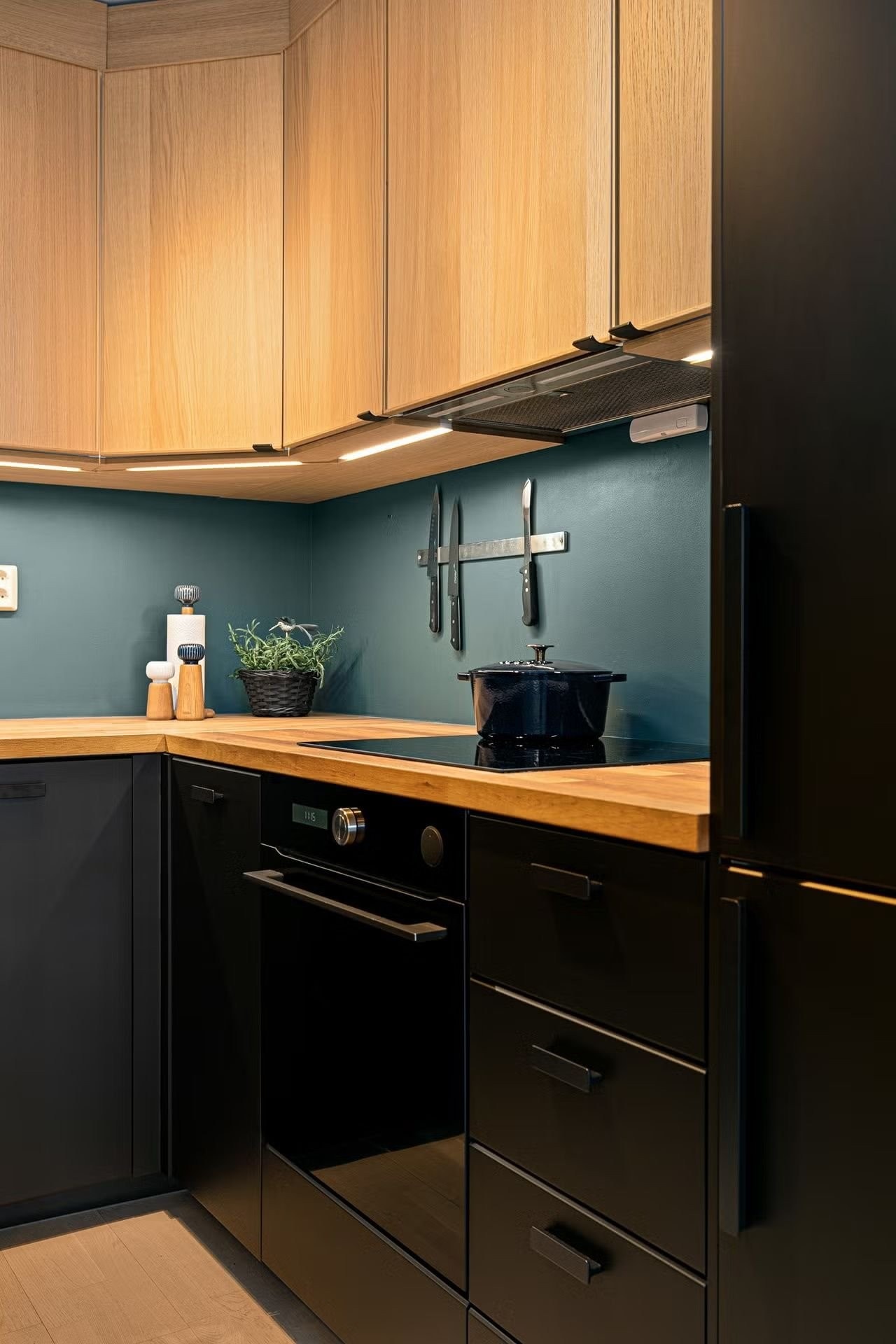 Godt arbeidslys på kjøkkenet med integrerte LED-lister Galleribilde