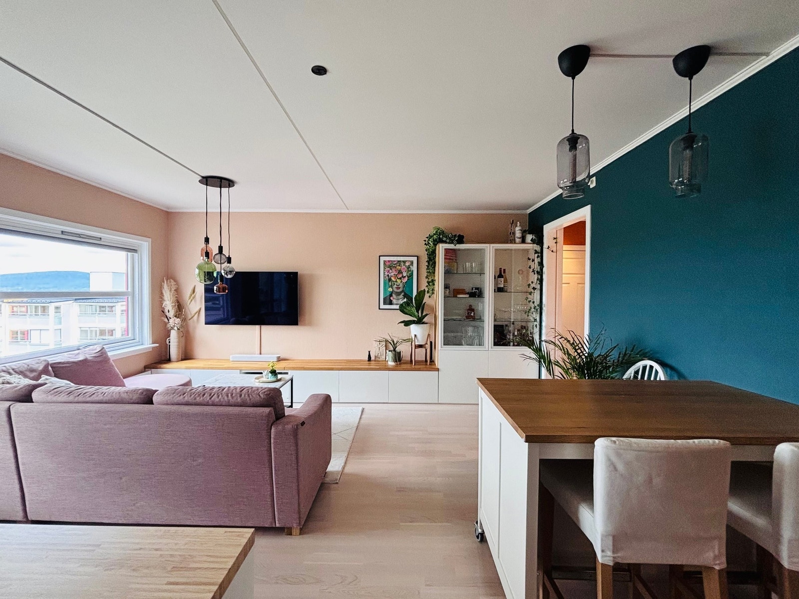 Fin stue med smart løsning for oppbevaring (bilde er fra tidligere innredning) Galleribilde