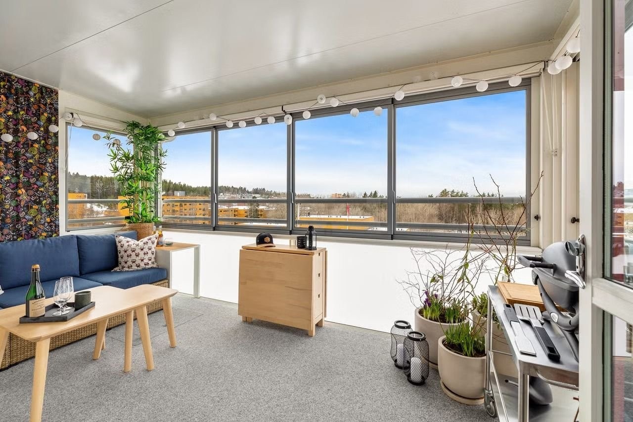 Stor innglasset balkong med flotte solforhold og utsikt Galleribilde