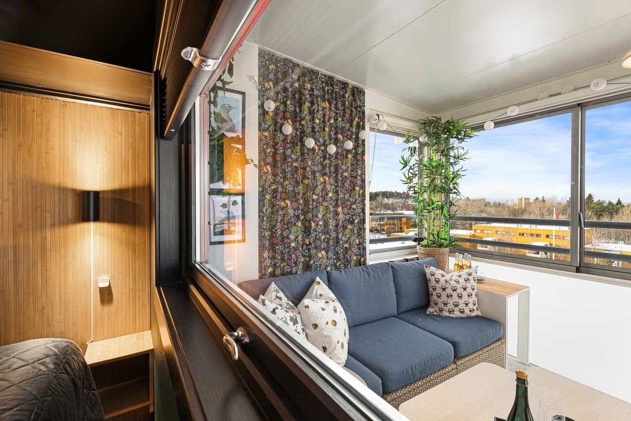 Soverommet vender ut mot balkongen Galleribilde