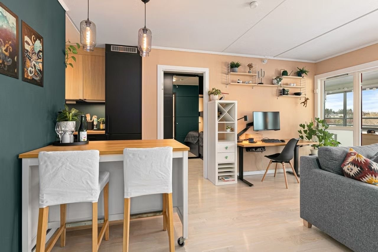 Fin stue som er godt utnyttet Galleribilde