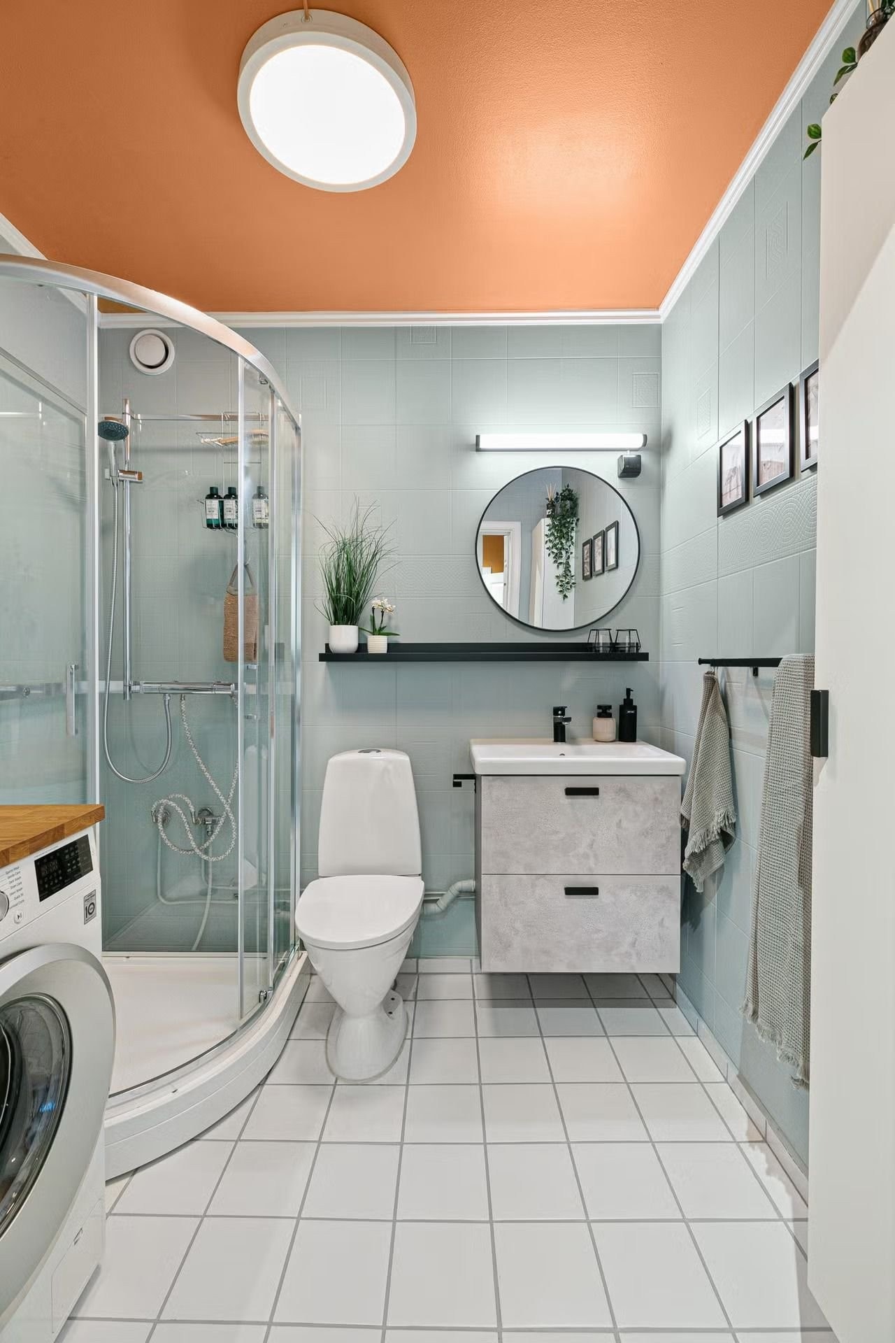 Opplegg for vaskemaskin, dusjkabinett, klosett og servant med underskap Galleribilde