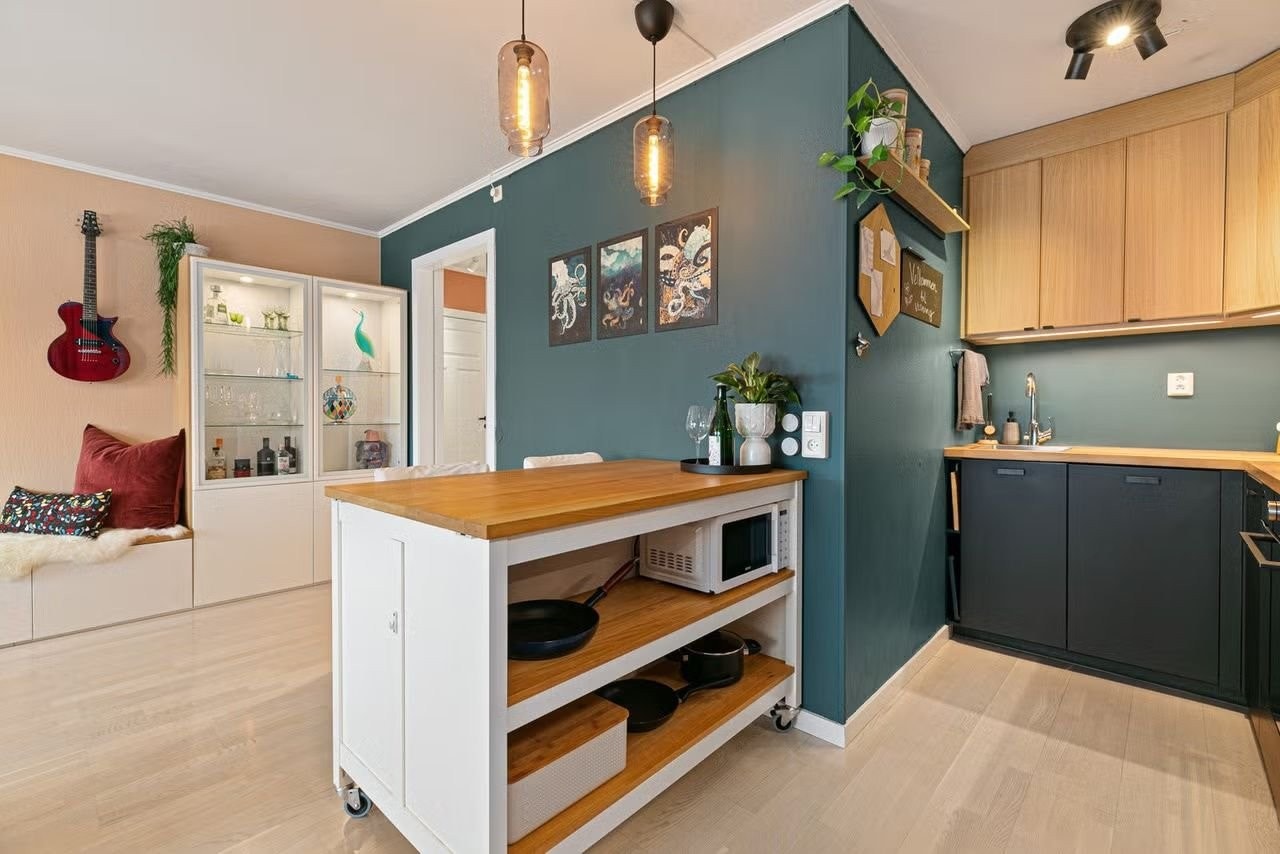 Kjøkkenet ligger tilbaketrukket fra stuen Galleribilde