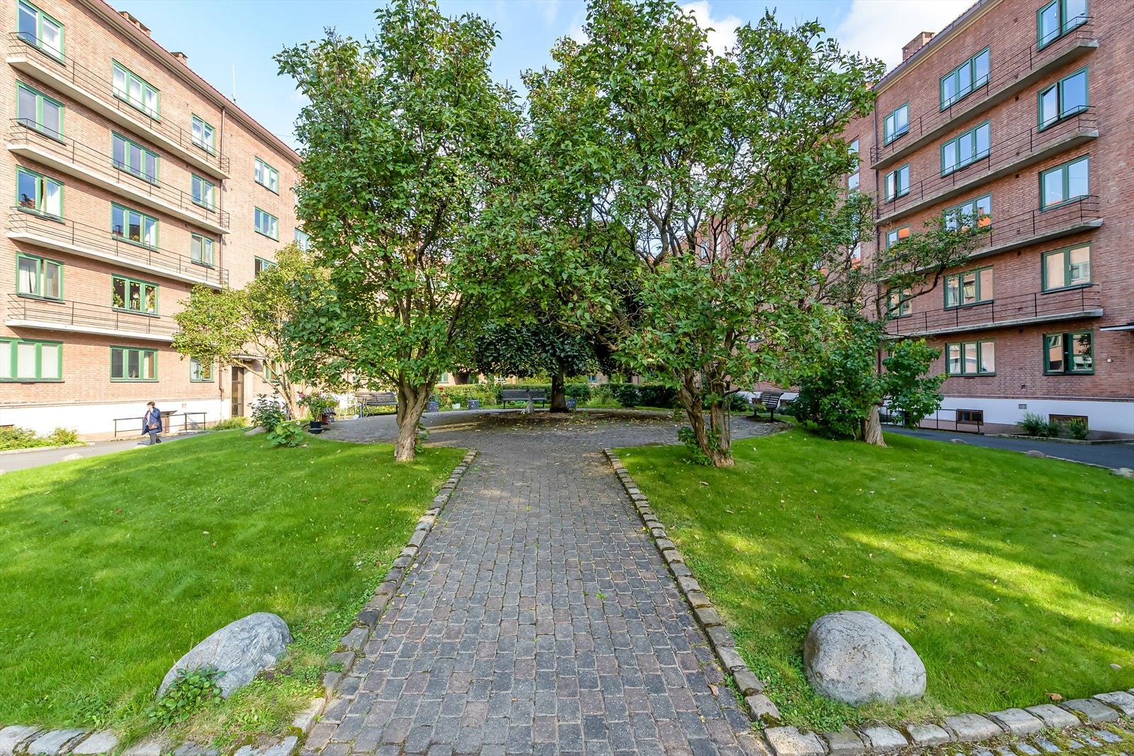 Lukket gårdsrom som er parkmessig opparbeidet. Galleribilde