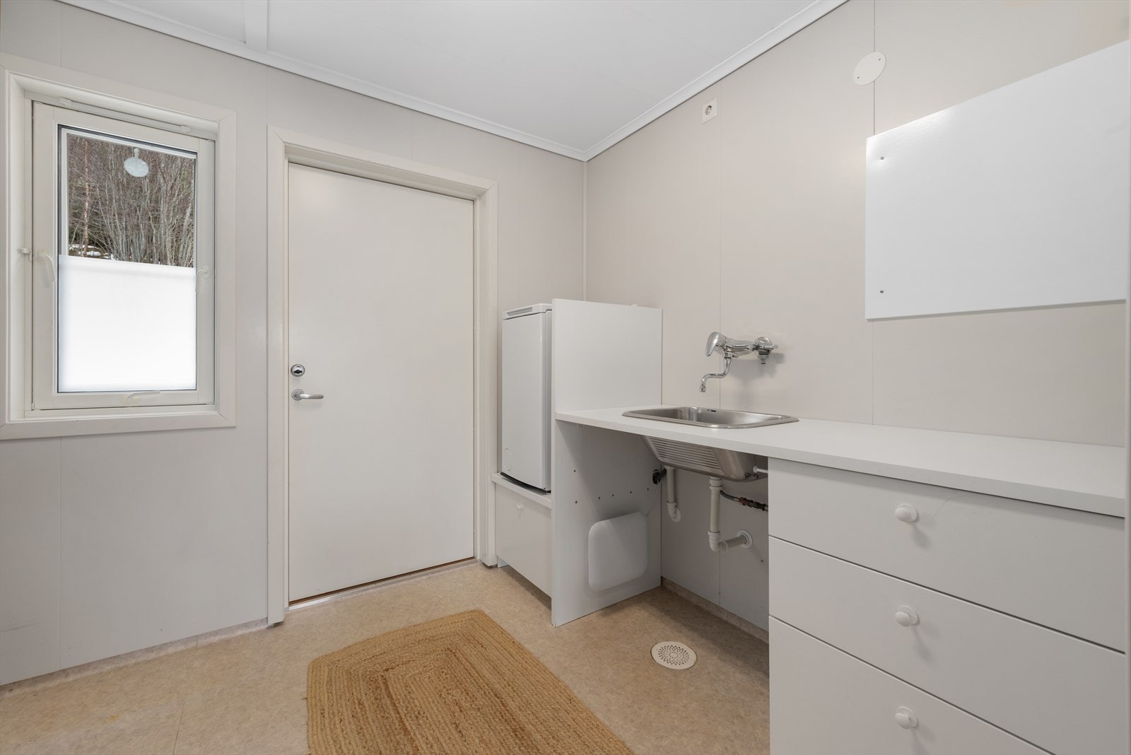 Praktisk vaskerom med egen inngang. Galleribilde