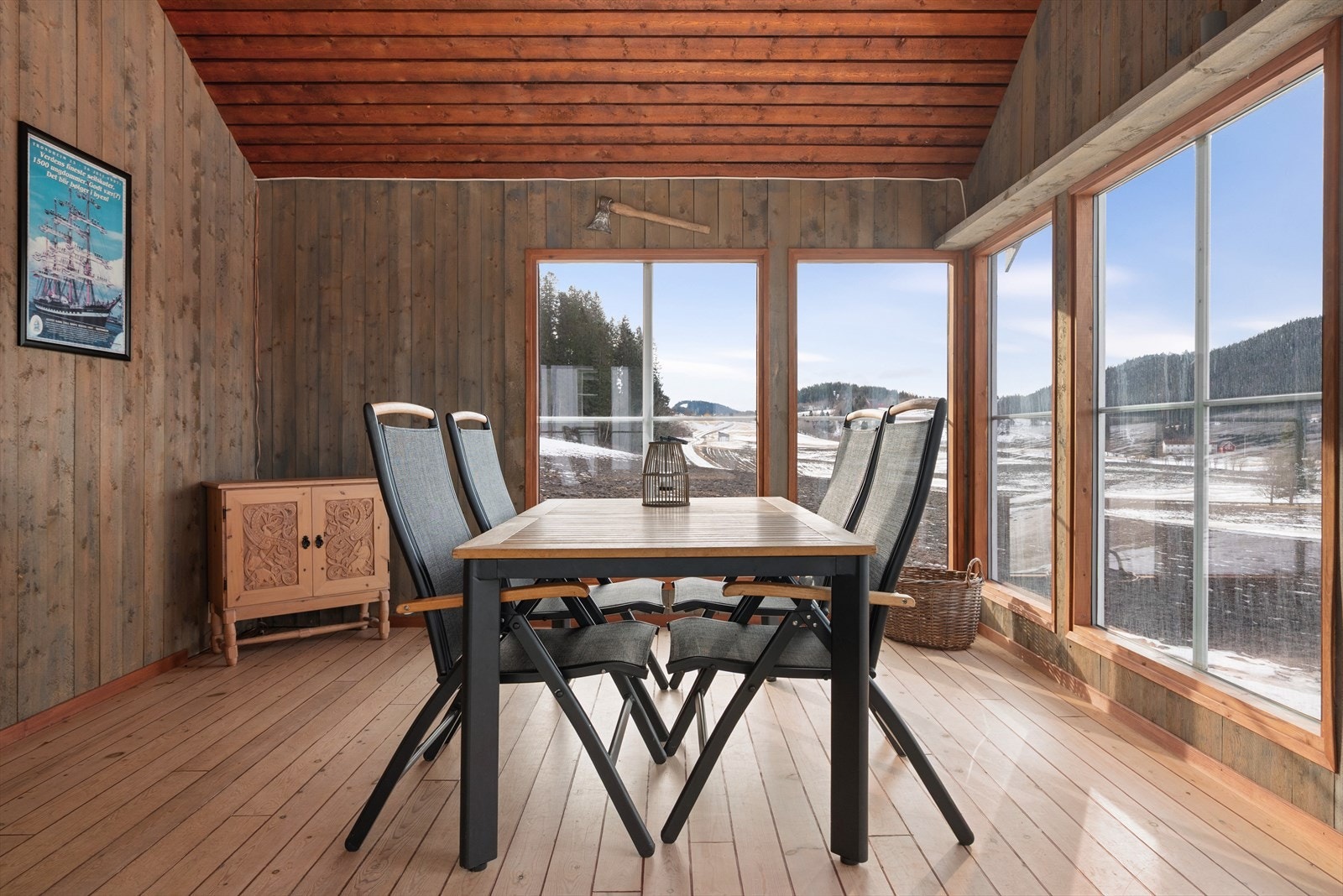 Vinterhage over garasje. Galleribilde