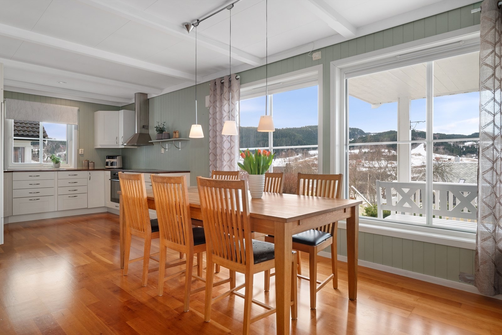 God plass til spisestue i kjøkkenavdelingen. Galleribilde