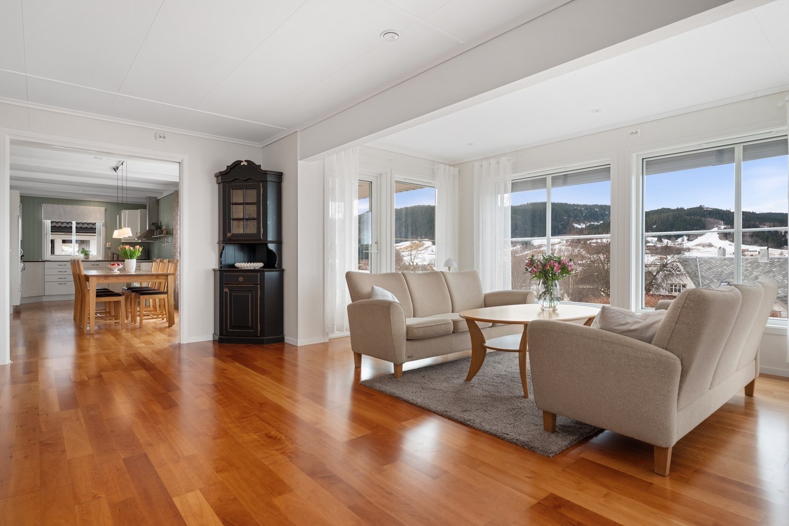 Stua består av flere soner, og har dobbel skyvedør mot spisestue/kjøkken. Galleribilde