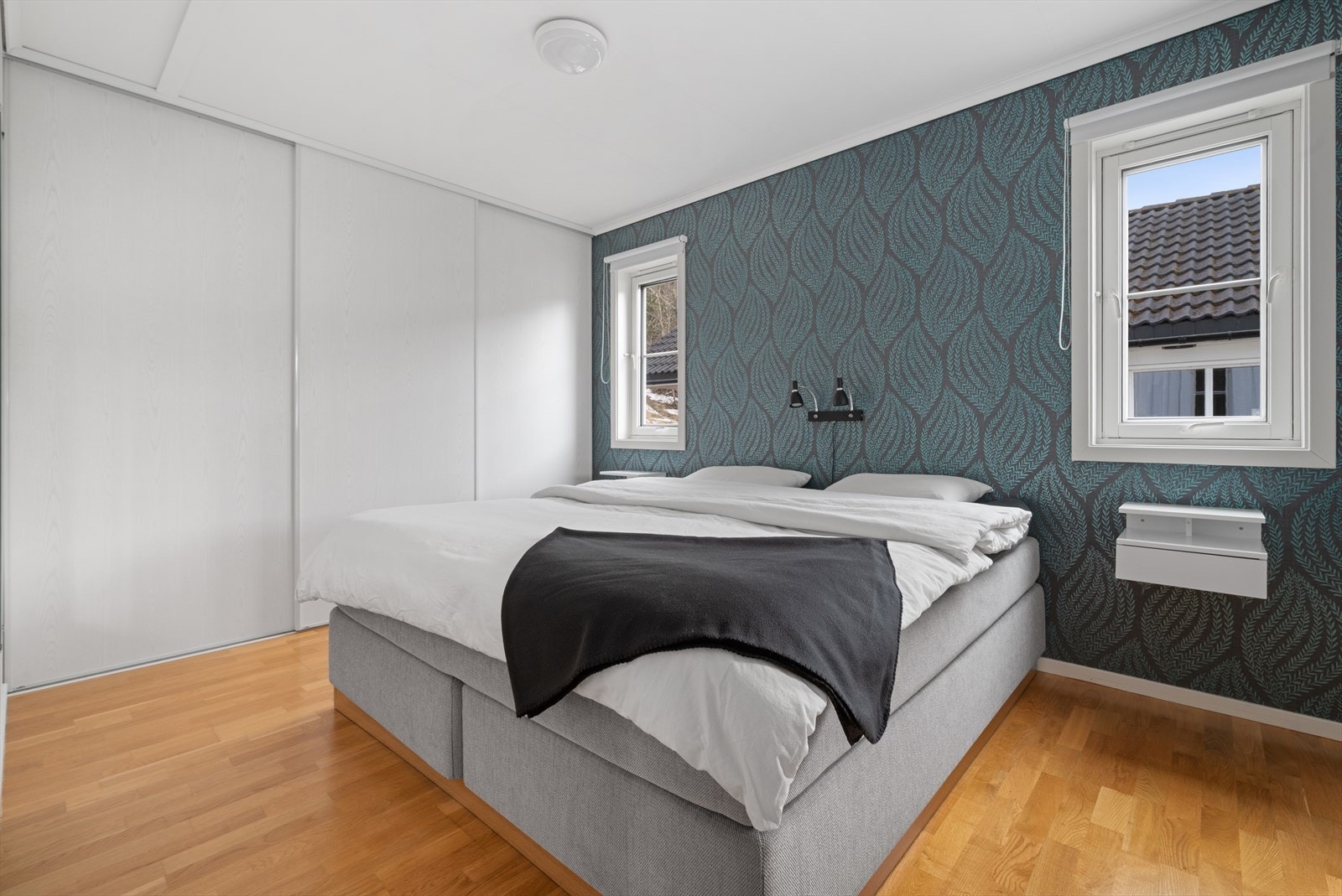 Boligen har tre soverom, her ved det største på ca. 12 kvm. Galleribilde