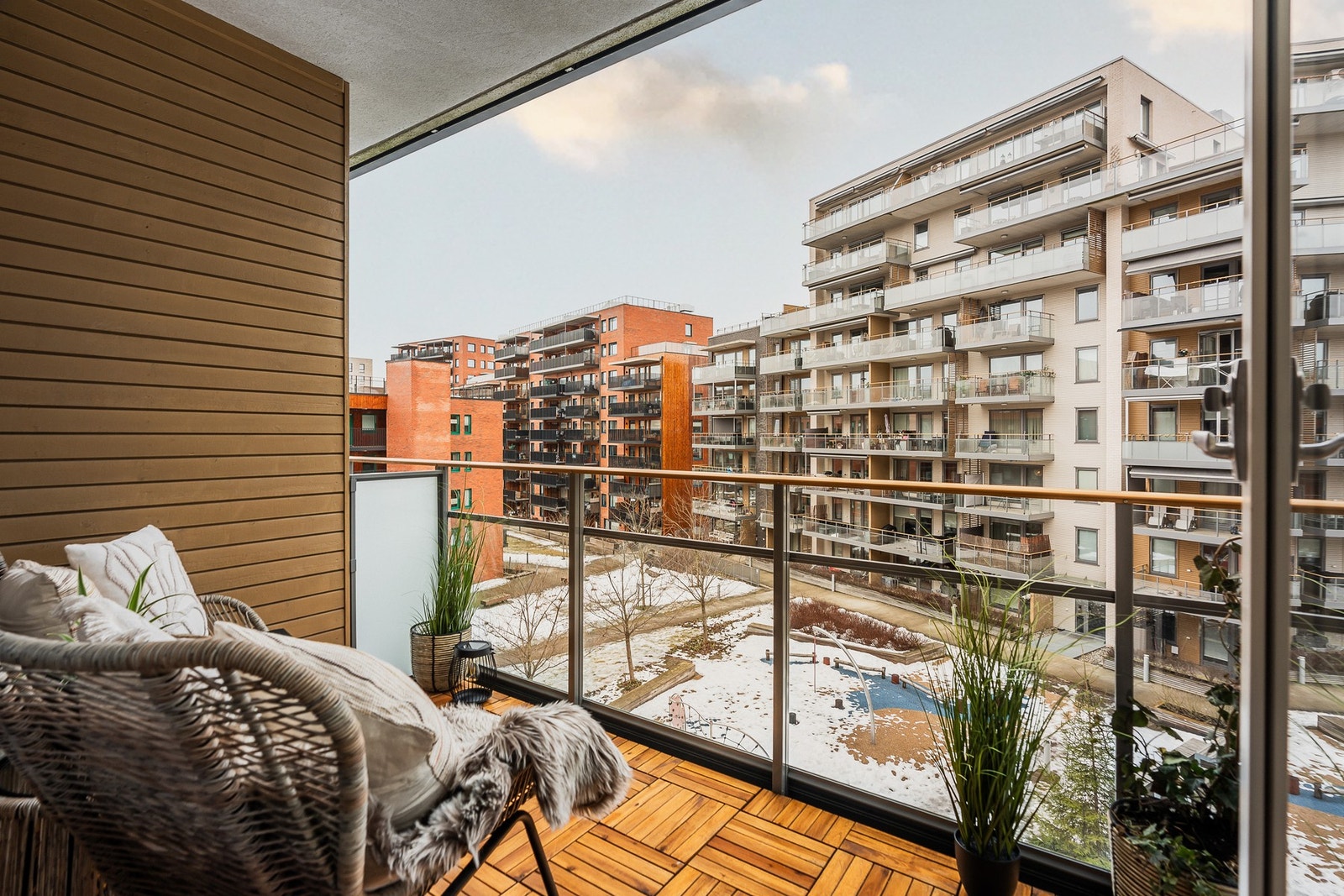 Balkongen er skjermet og vendt mot indre gårdsrom. Galleribilde