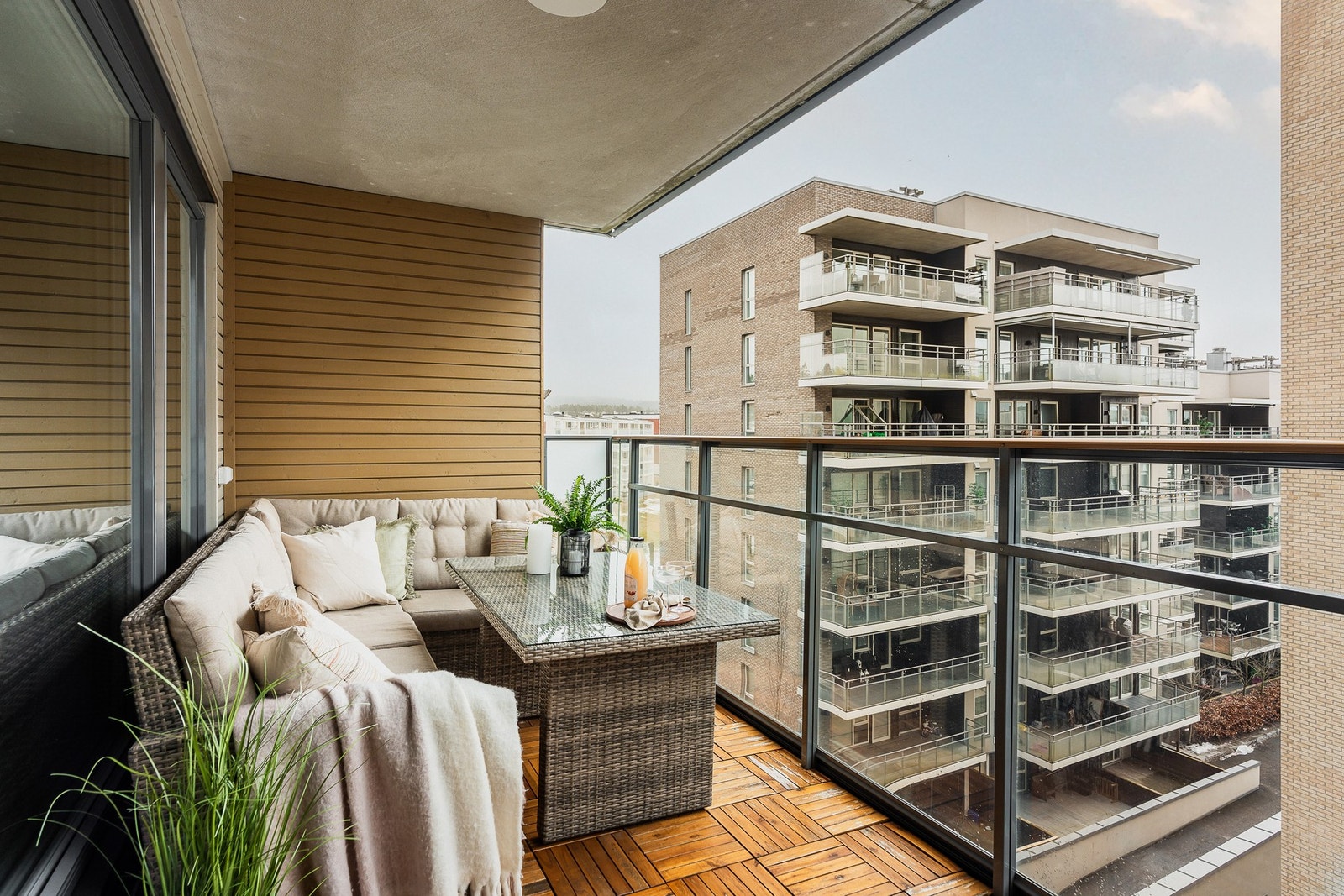 Fra stuen er utgang til en balkong på ca 10 kvm. med glassrekkverk. Galleribilde