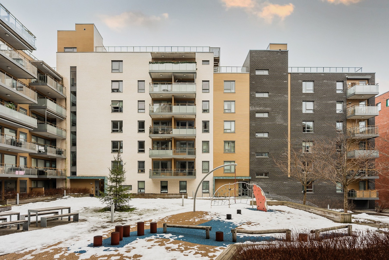 Bygget fra 2019 har en moderne fasade kledd med panel og stein. Sameiet har hyggelige, opparbeidede fellesområder med sitteplasser og lekeområder. Galleribilde
