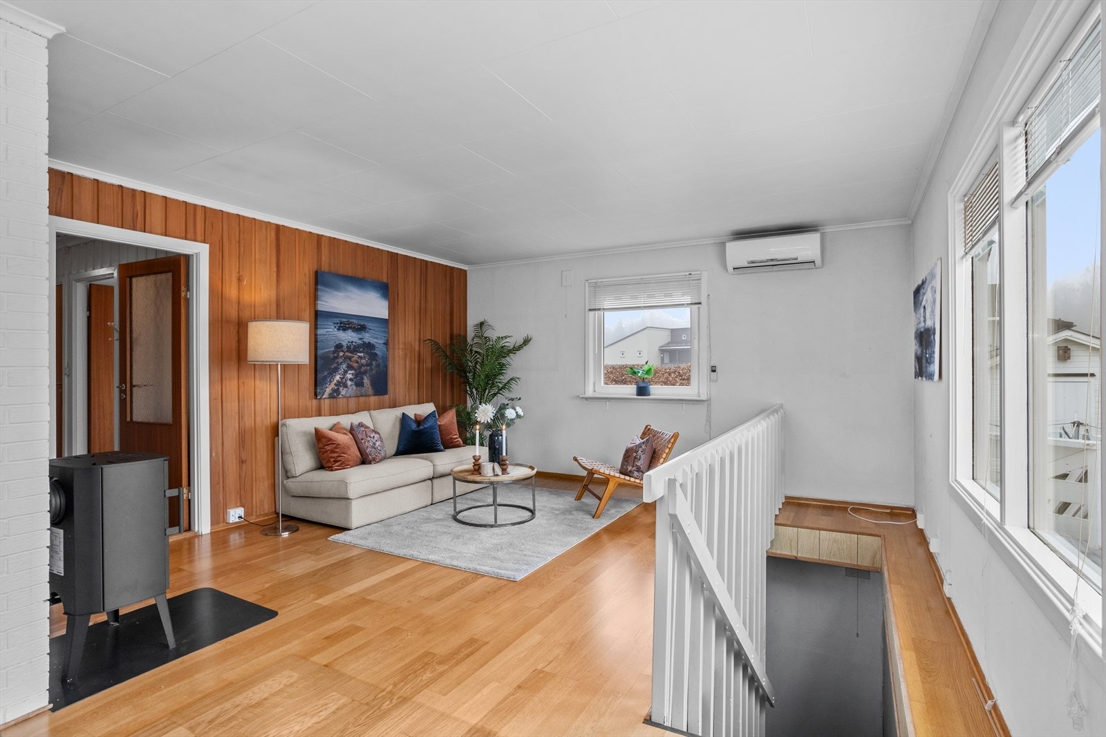 Stuen er et hyggelig rom med vedfyring for ekstra varme og hygge på kalde dager. Galleribilde