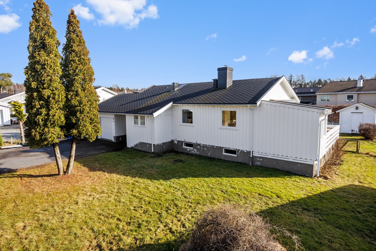 Velkommen til Sagveien 9, presentert av EiendomsMegler 1 ved Jesper Snekkestad. Foto: Eiendomsfoto AS. Galleribilde