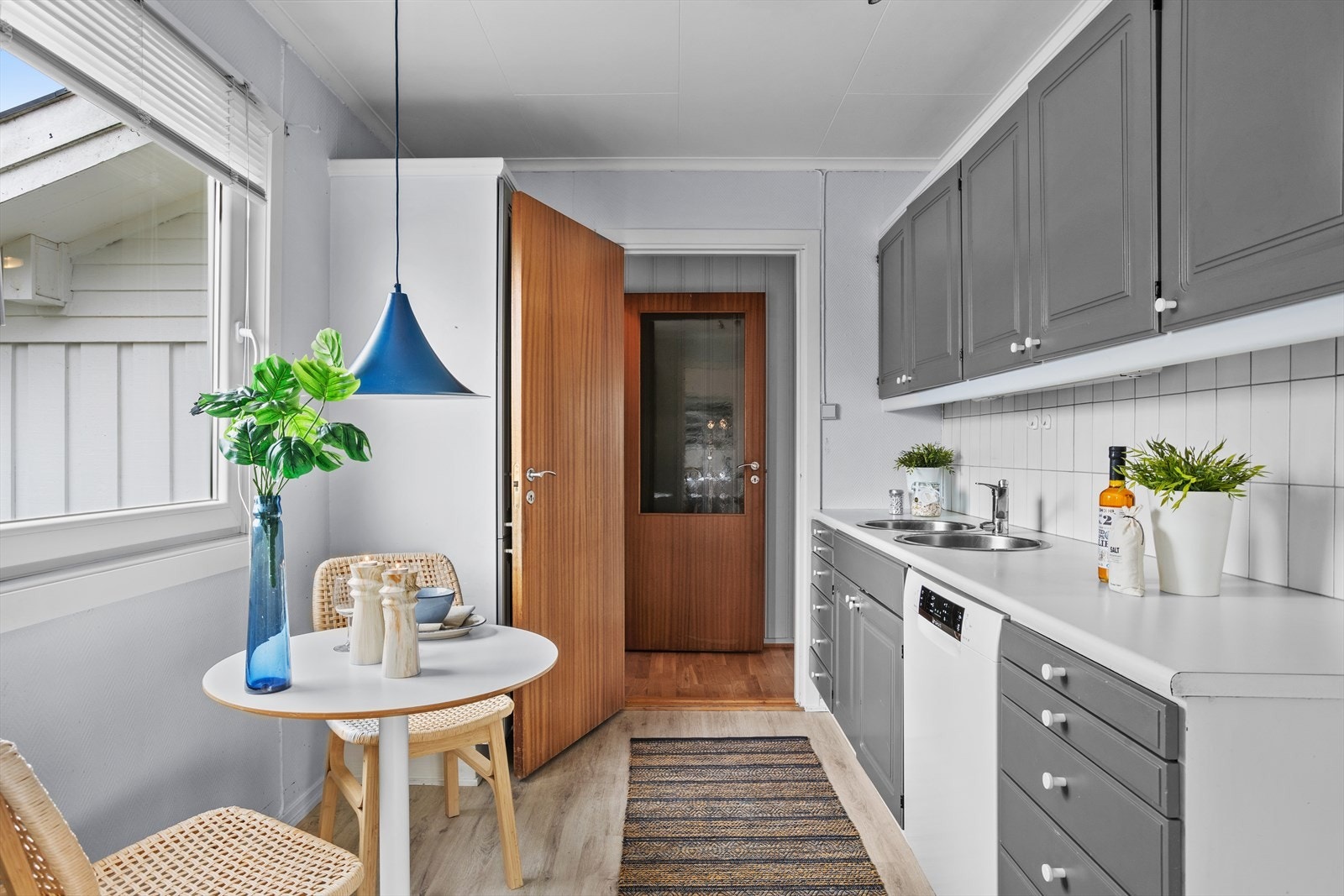 Ved vinduet mot vest er det fin nærkontakt med hagen og plass til et spisebord. Galleribilde