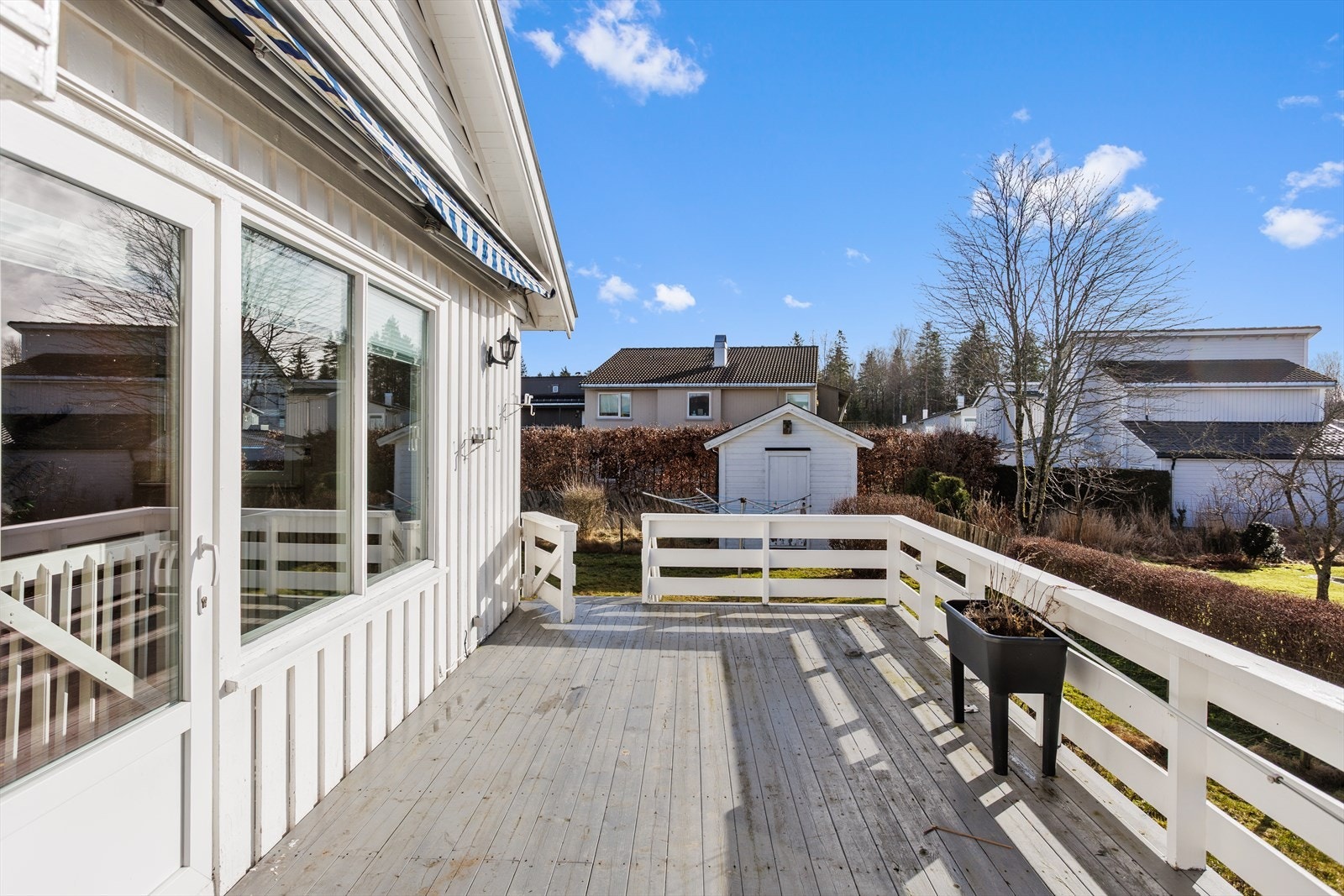 Her får du plass til en hyggelig loungegruppe og grill. Det er port fra verandaen og ned til hage. Galleribilde