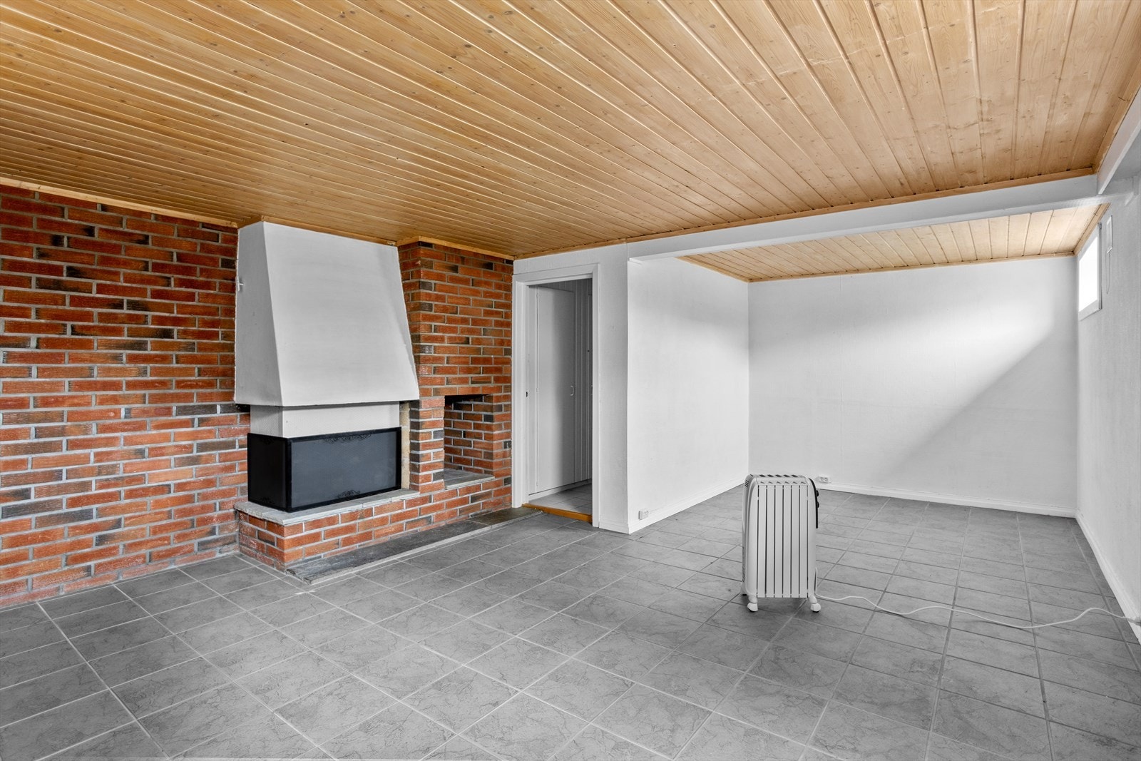 I kjelleren finner du en hyggelig stue med fliser på gulv (det foreligger ingen tegninger som dokumenterer dagens bruk av etasjen). Galleribilde