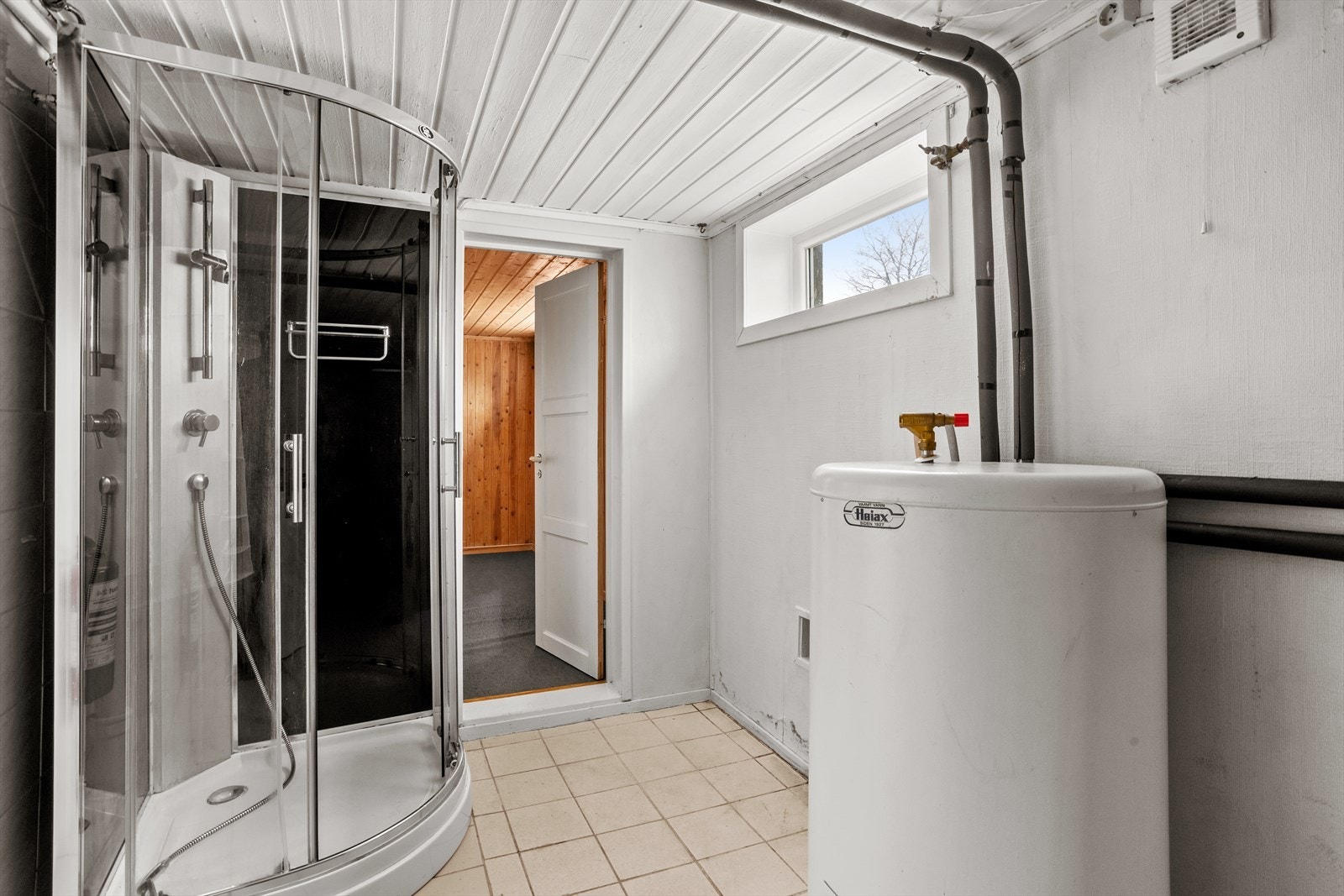 På vaskerommet er det satt inn dusjkabinett. Galleribilde