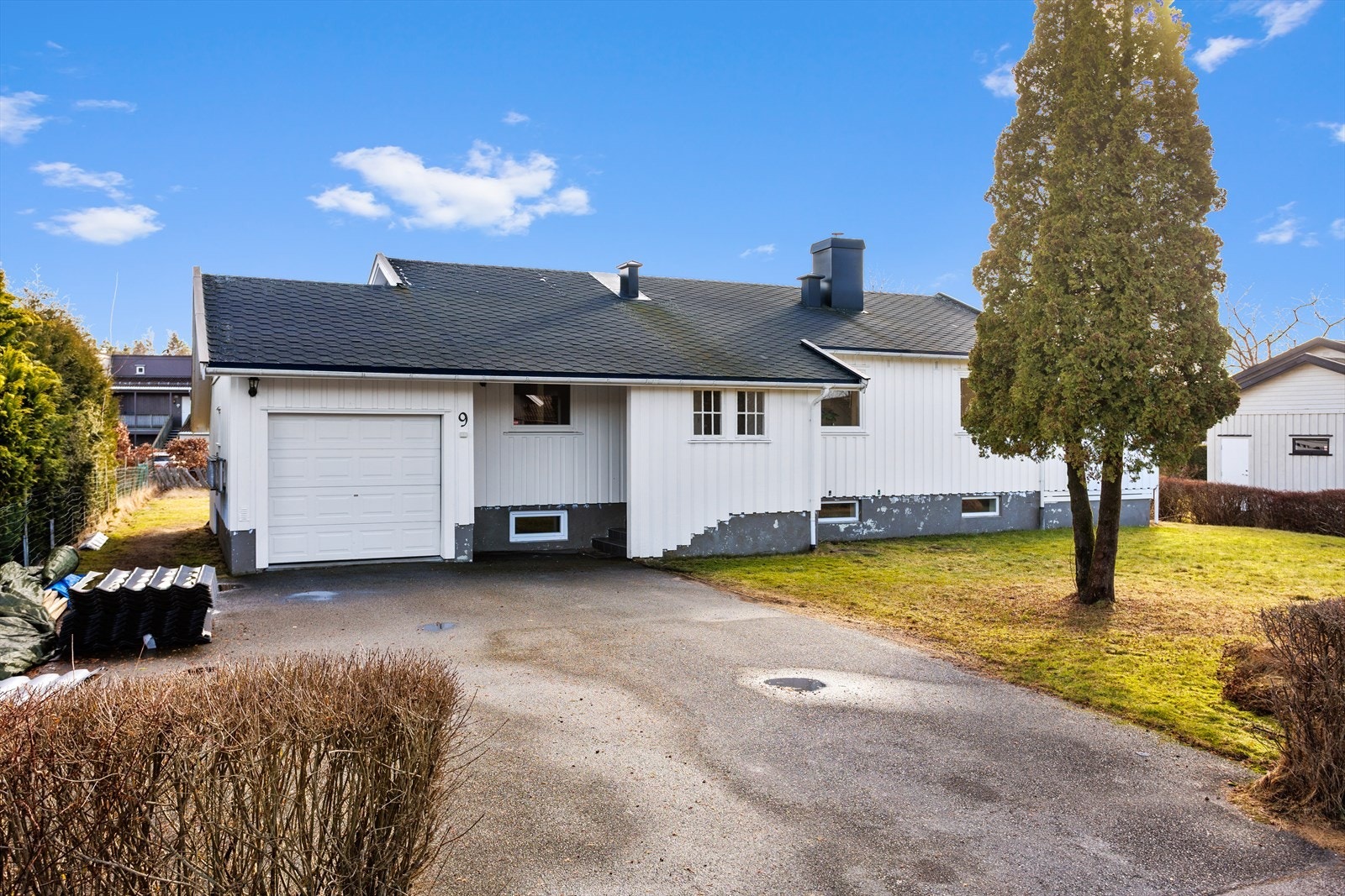 Eiendommen ligger i et trivelig og pent opparbeidet boområde på Ilebrekke, nær Basbergrønningen og Ringshaug, ca. 5 km fra Tønsberg sentrum. Galleribilde